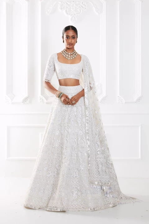 15 Latest Manish Malhotra Wedding Dresses for 2023 Brides | Indian wedding  outfits, Indian lehenga, Asian outfits