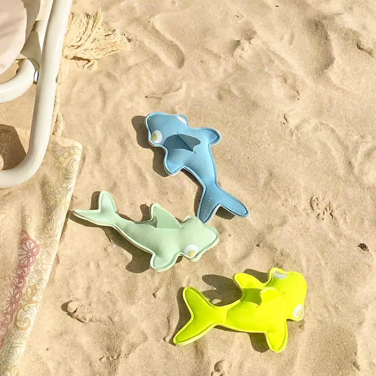 SUNNYLiFE Dive Buddies Shark Tribe Blue Neon Citrus, Beach Toys, 1Y+