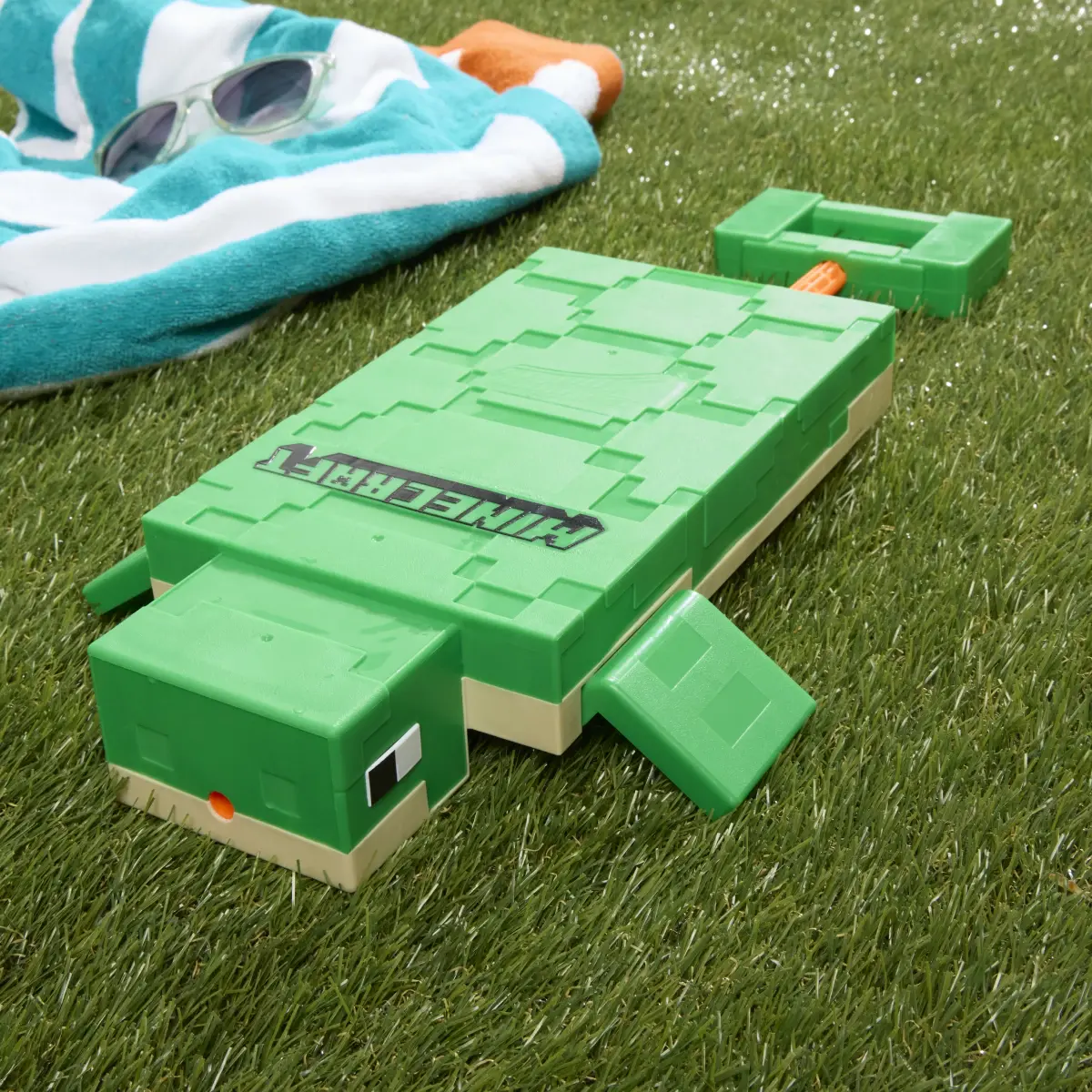 Nerf Super Soaker Minecraft Turtle Water Blaster - Pichkari, Pull Back Plunger Handle, Easy to Use, Outdoor Water Toys, 6Y+