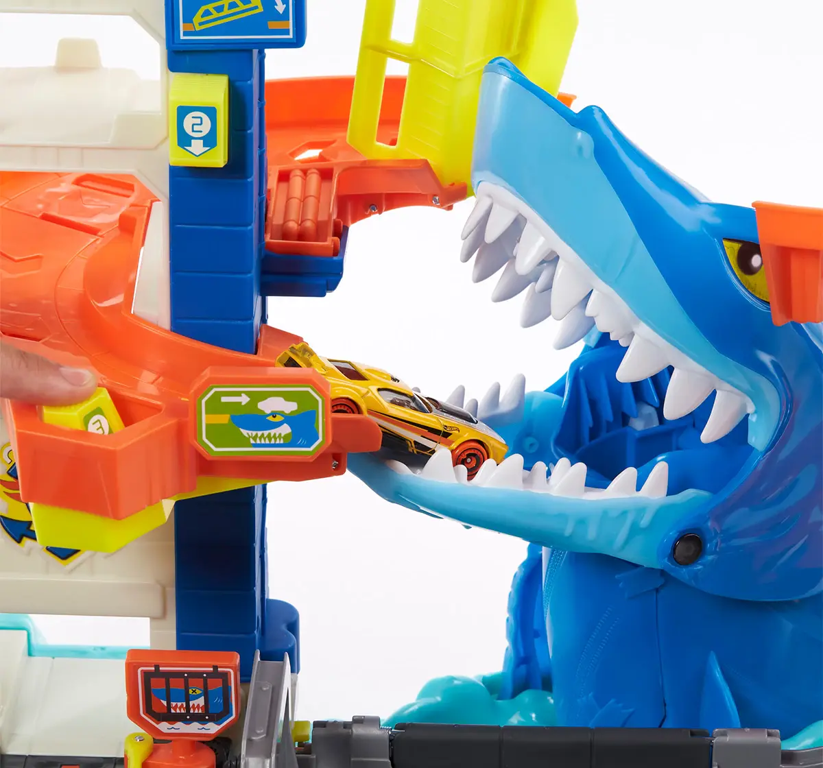 Hot Wheels 1:64 Scale City Fall Key Driver Track Set 4Y+, Multi-Level Playset with Shark Nemesis Challenge, City Shark Escape Playset, Multicolour