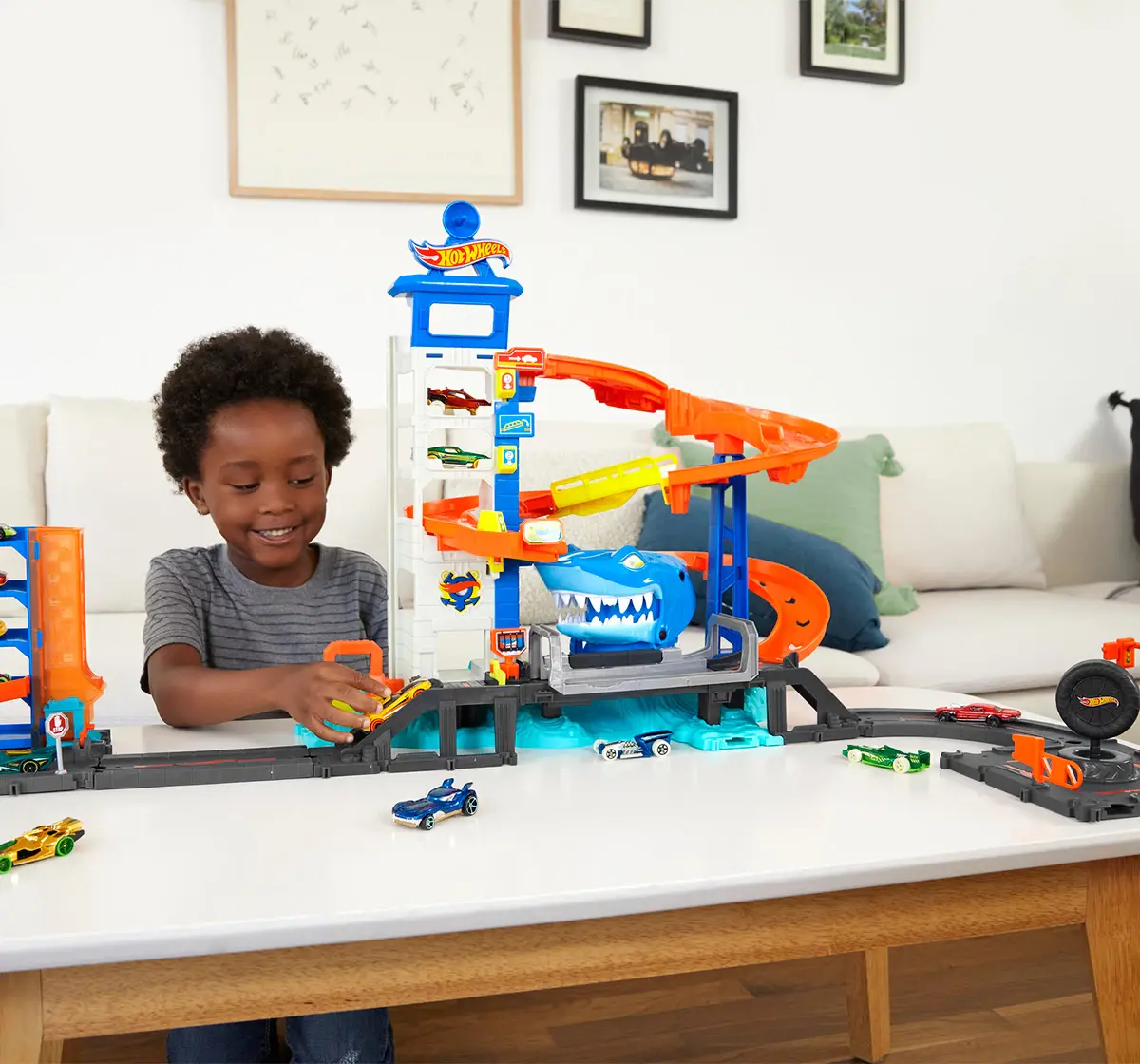 Hot Wheels 1:64 Scale City Fall Key Driver Track Set 4Y+, Multi-Level Playset with Shark Nemesis Challenge, City Shark Escape Playset, Multicolour
