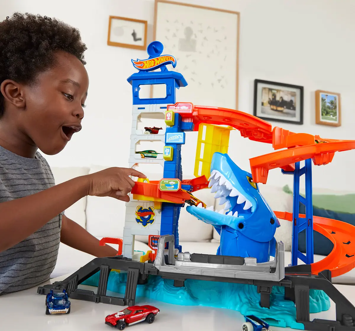 Hot Wheels 1:64 Scale City Fall Key Driver Track Set 4Y+, Multi-Level Playset with Shark Nemesis Challenge, City Shark Escape Playset, Multicolour