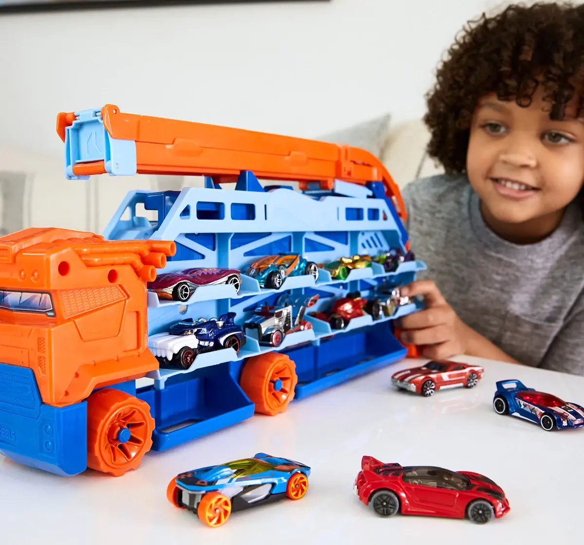 Hot Wheels Display Hauler 4Y+, City Transporter - with extendable downhill ramp, loading area for 20 vehicles and special wheels, Multicolour