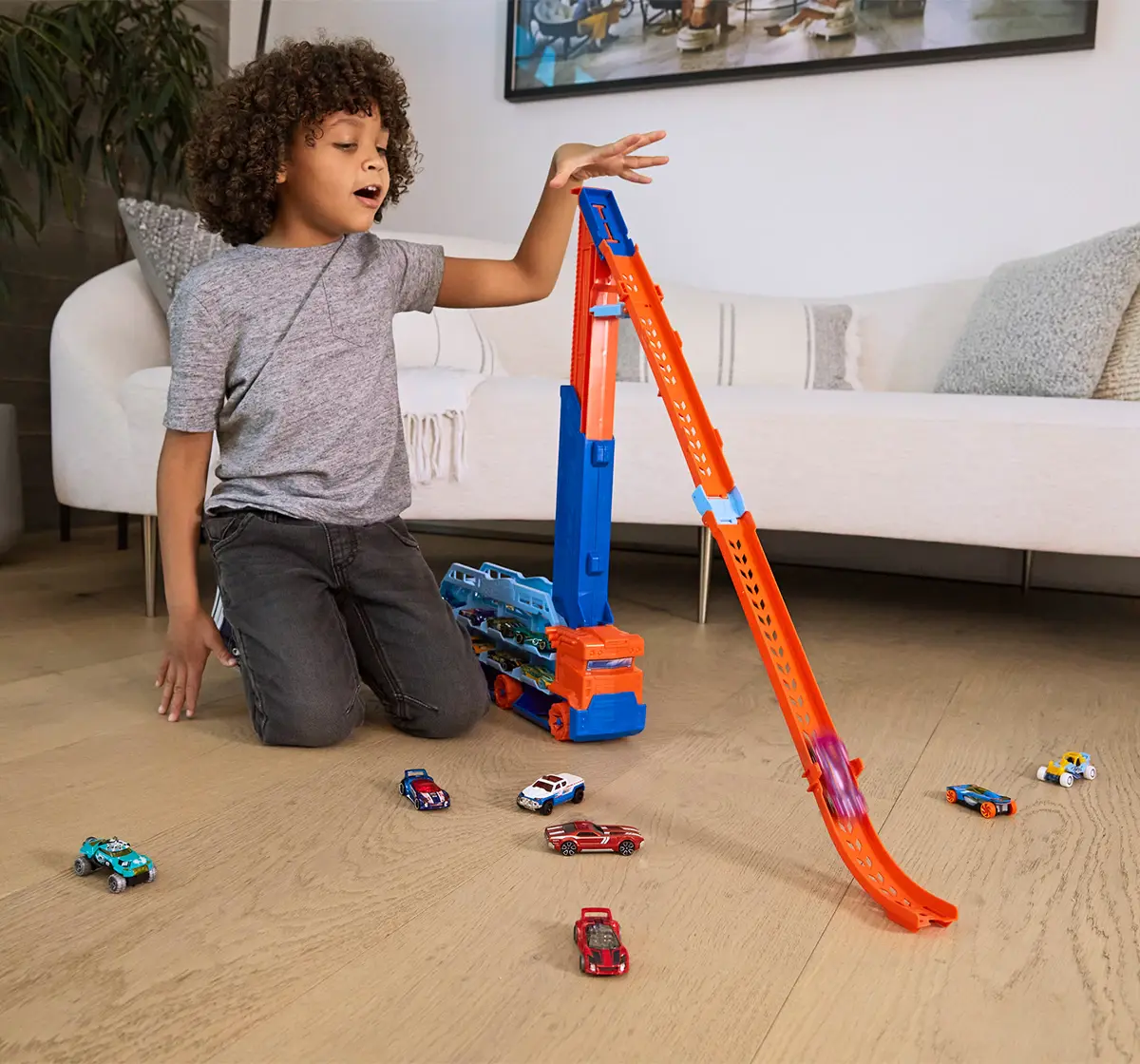 Hot Wheels Display Hauler 4Y+, City Transporter - with extendable downhill ramp, loading area for 20 vehicles and special wheels, Multicolour