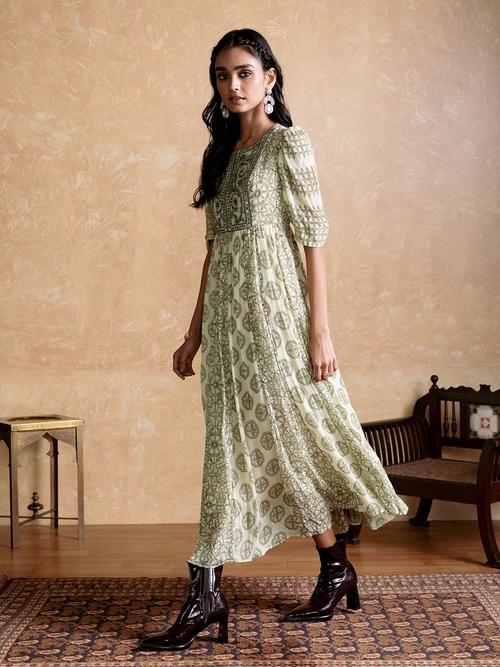 Ritu Kumar クルタセット 刺繍 グリーン Buy Ritu Kumar Outfits | Lehenga, Sarees, Suits, Kurtas