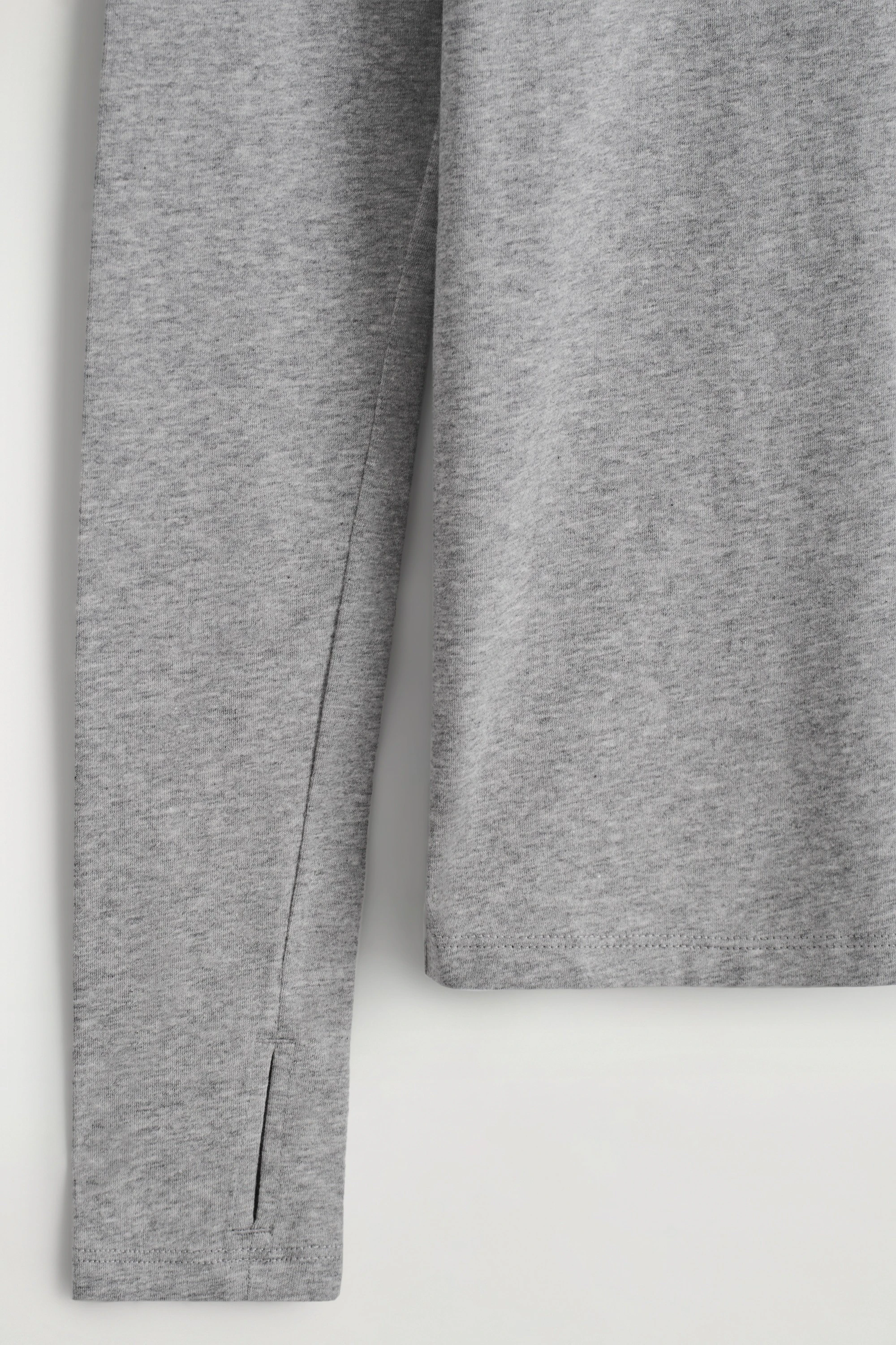 SLIM LIGHTWEIGHT LONG-SLEEVED TOP
