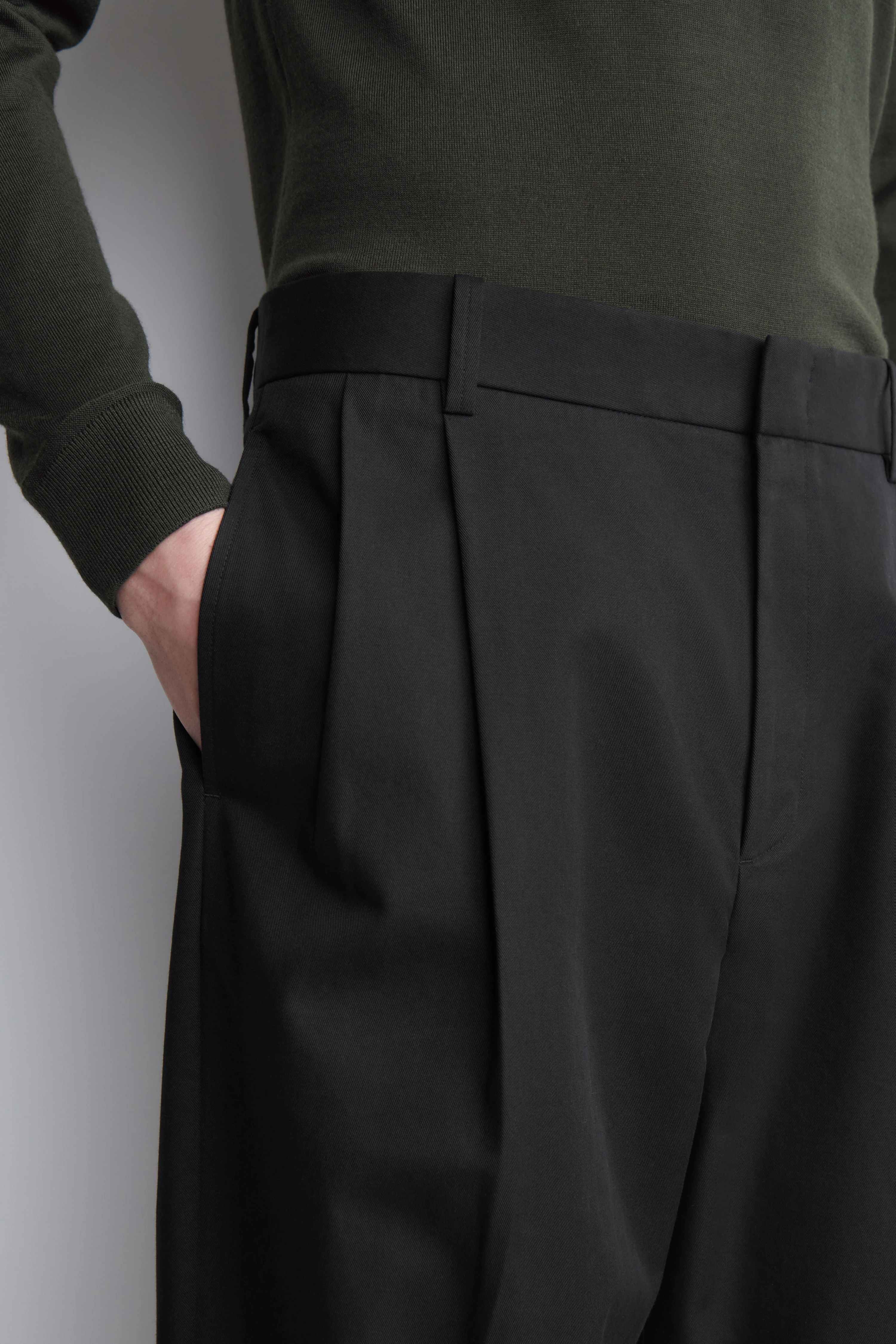 PLEATED RELAXED-FIT TAPERED TROUSERS - 4
