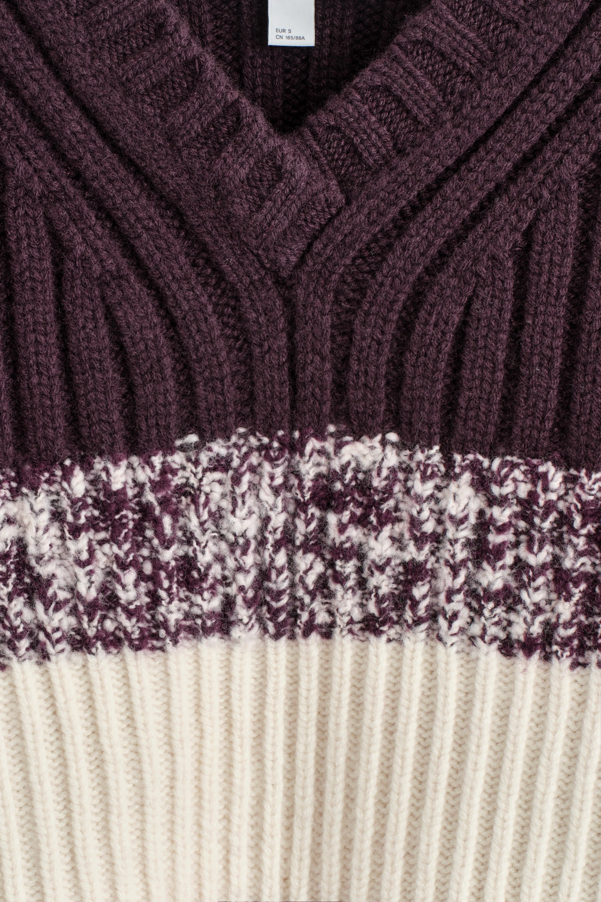 TEXTURED MERINO WOOL V-NECK JUMPER - 2