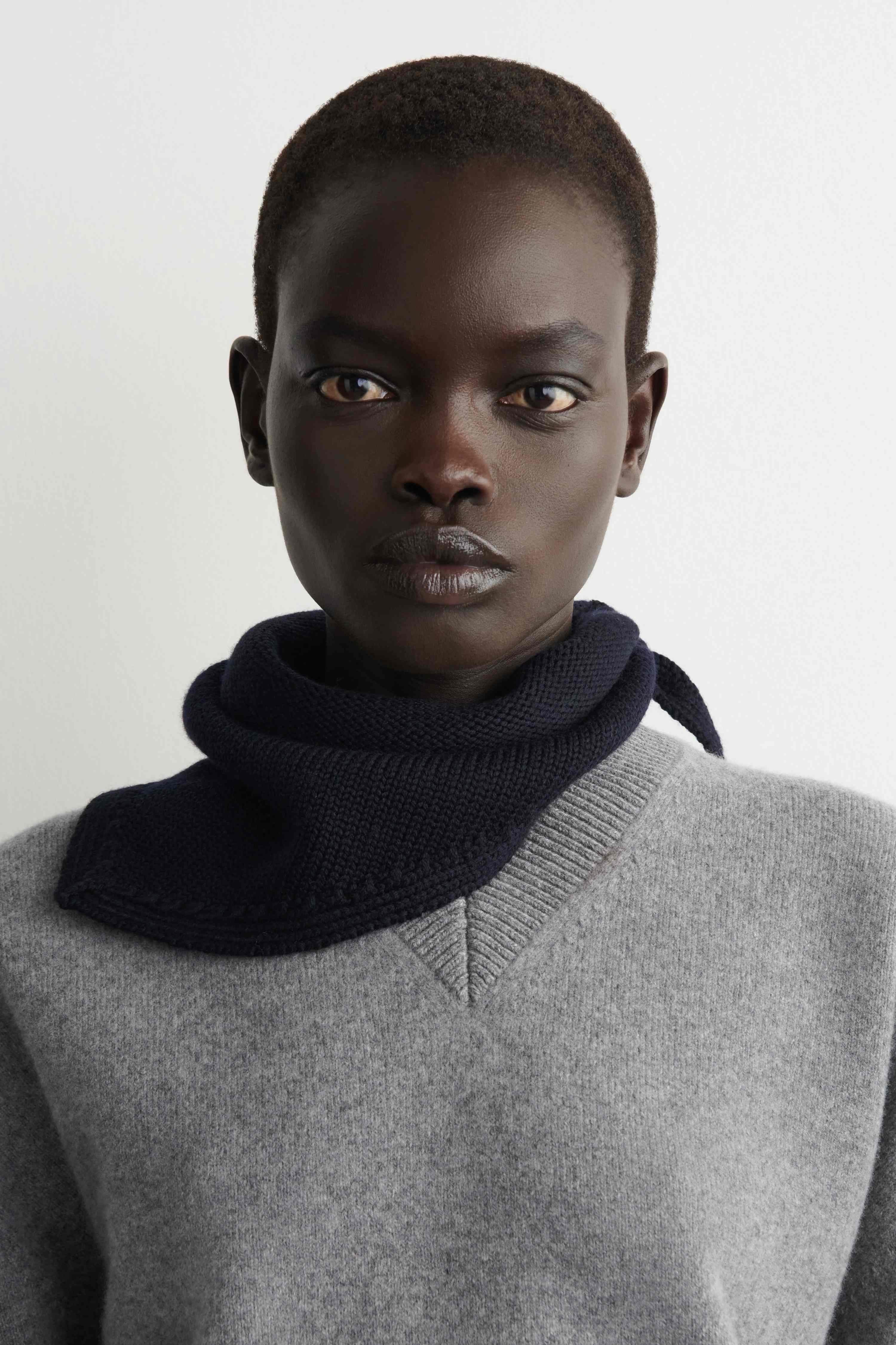 MERINO WOOL TRIANGLE SCARF