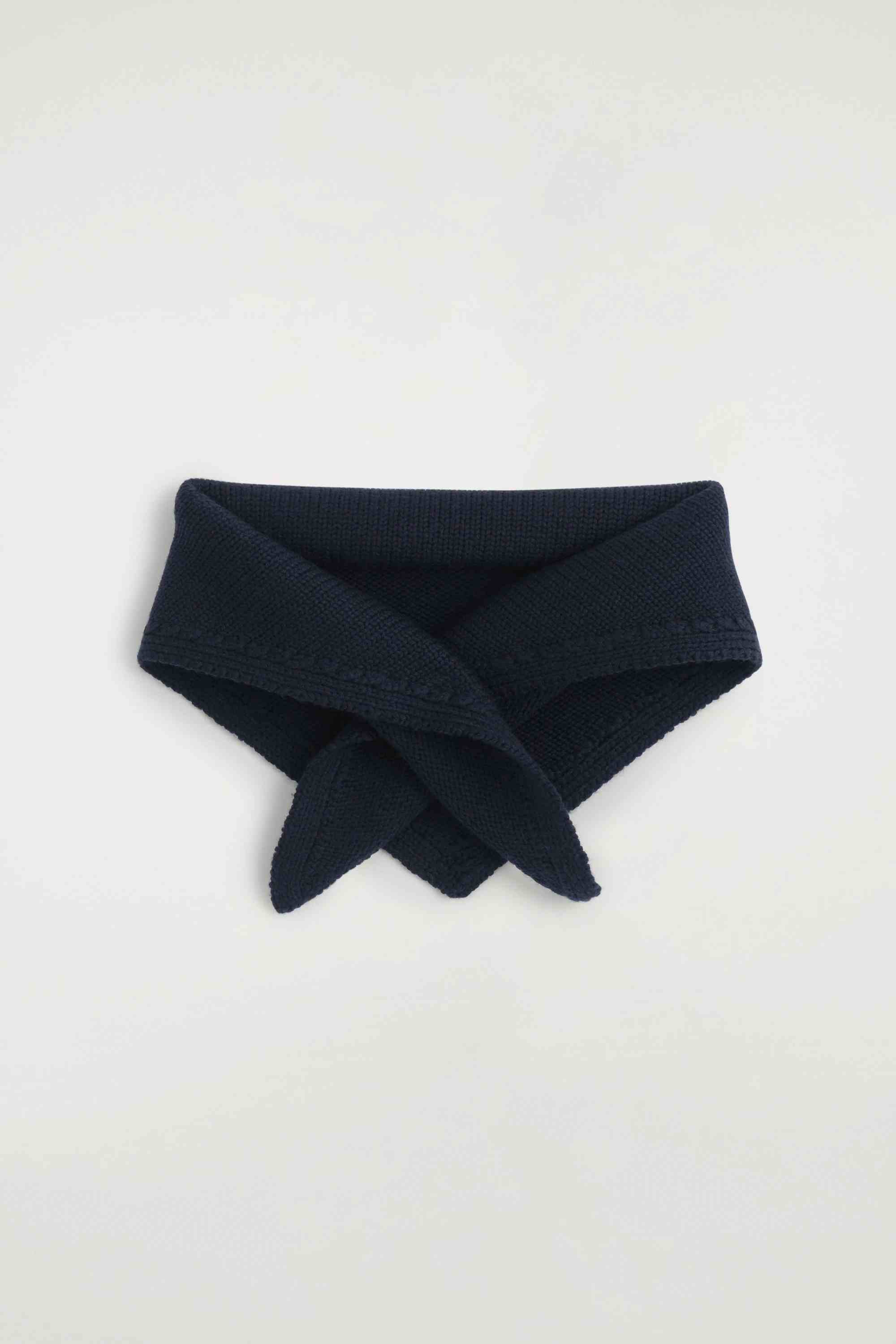 MERINO WOOL TRIANGLE SCARF