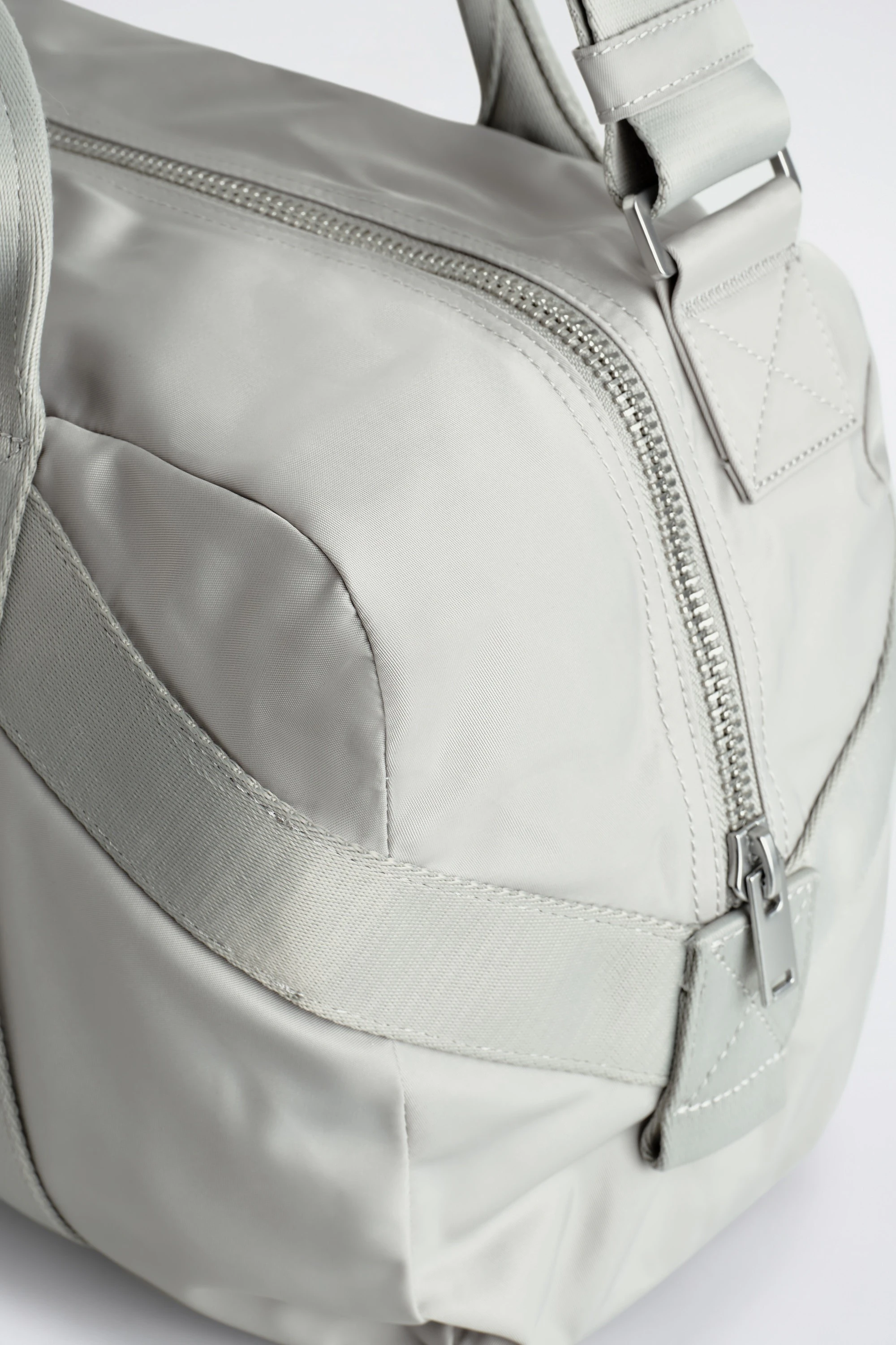 SPORTS DUFFLE BAG - NYLON