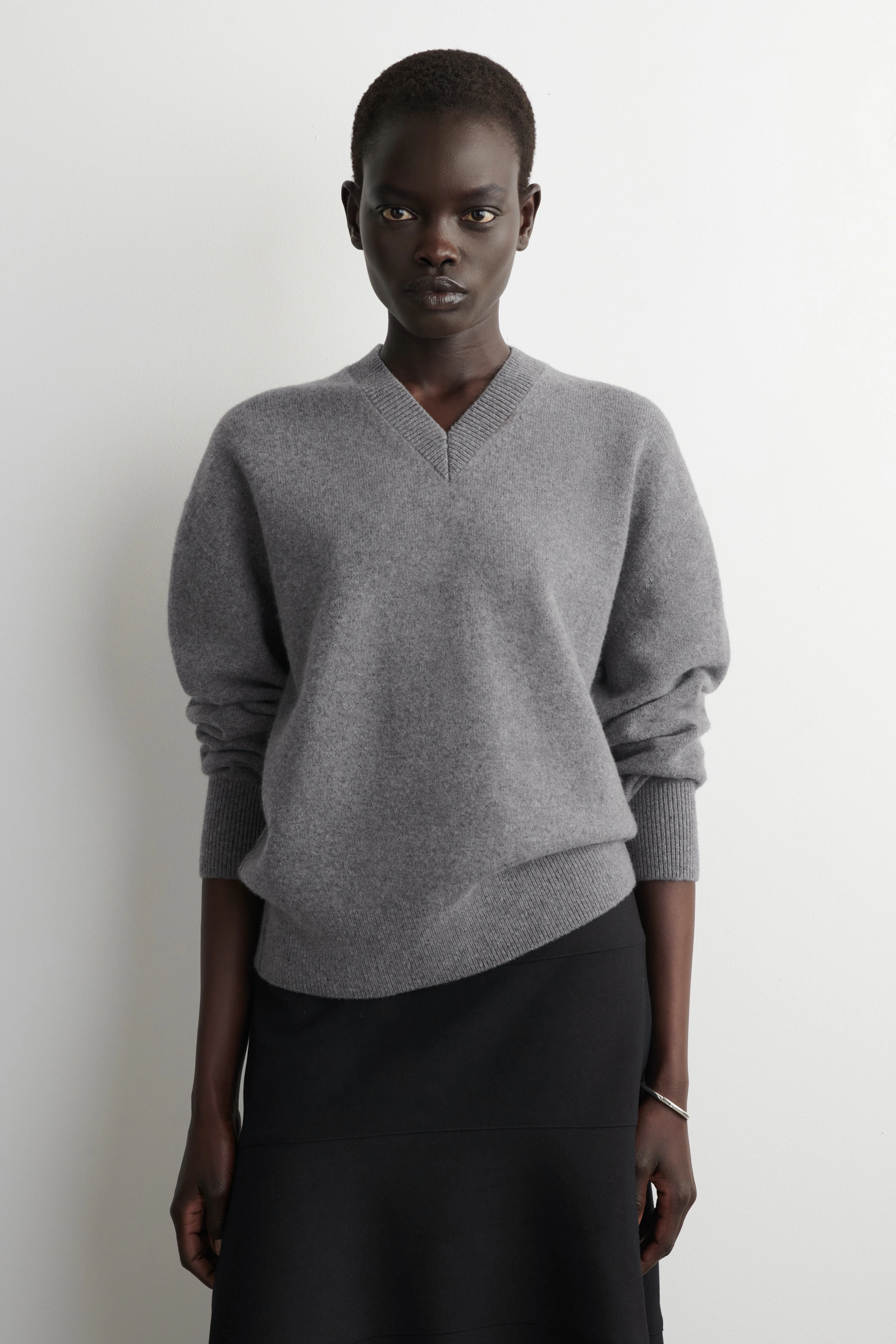 ROUNDED WOOL V-NECK JUMPER - 1