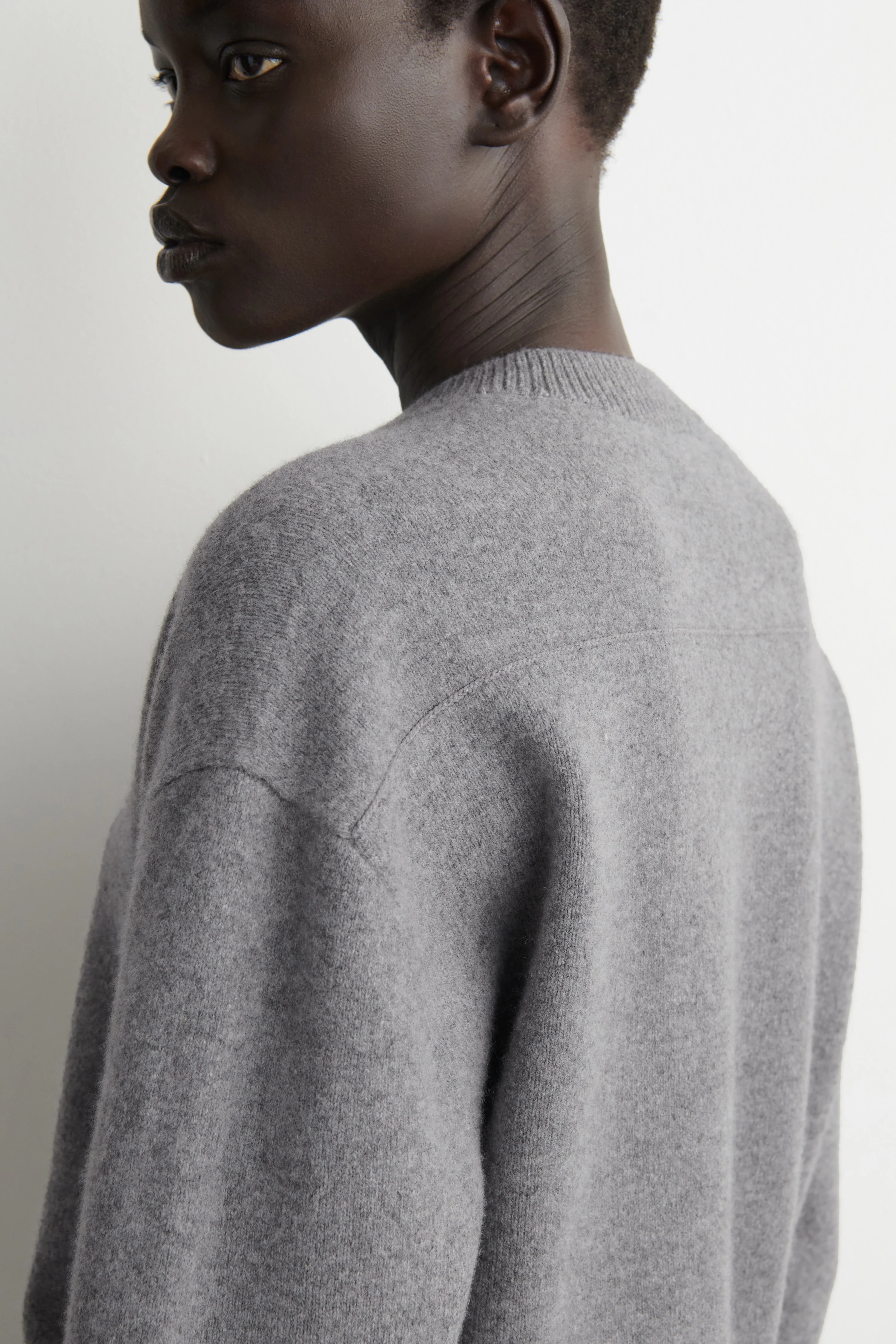 ROUNDED WOOL V-NECK JUMPER