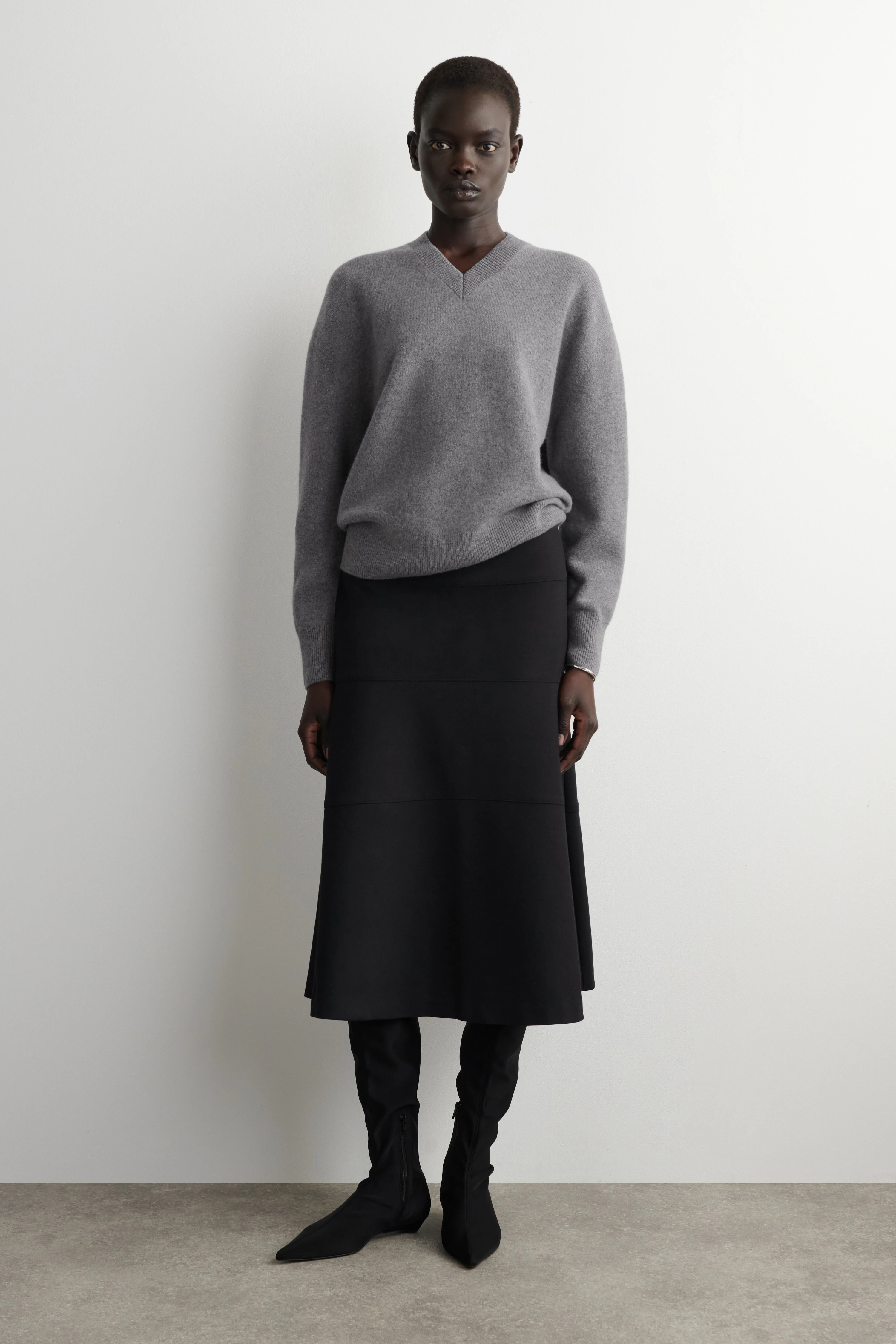ROUNDED WOOL V-NECK JUMPER - 4