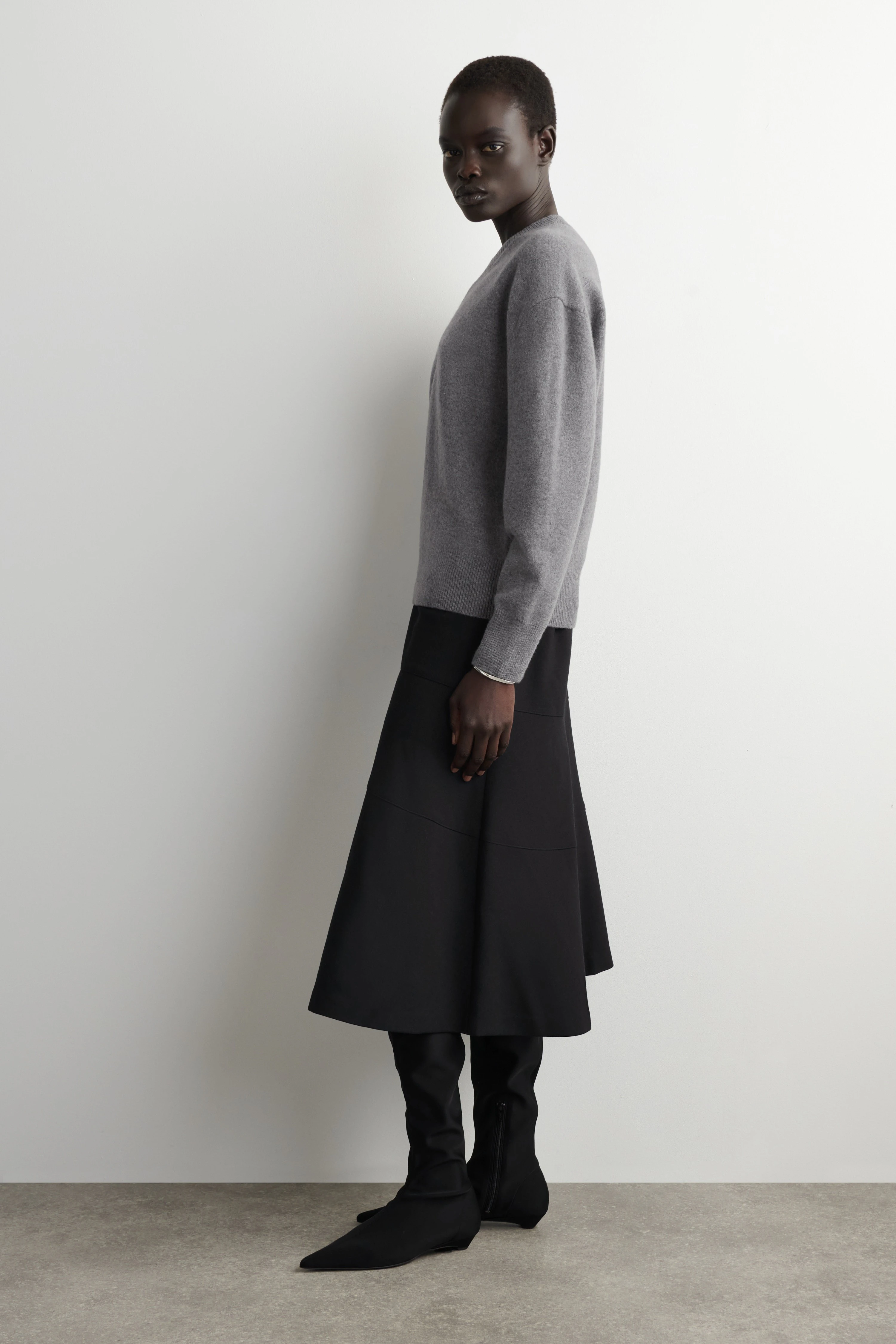ROUNDED WOOL V-NECK JUMPER - 5