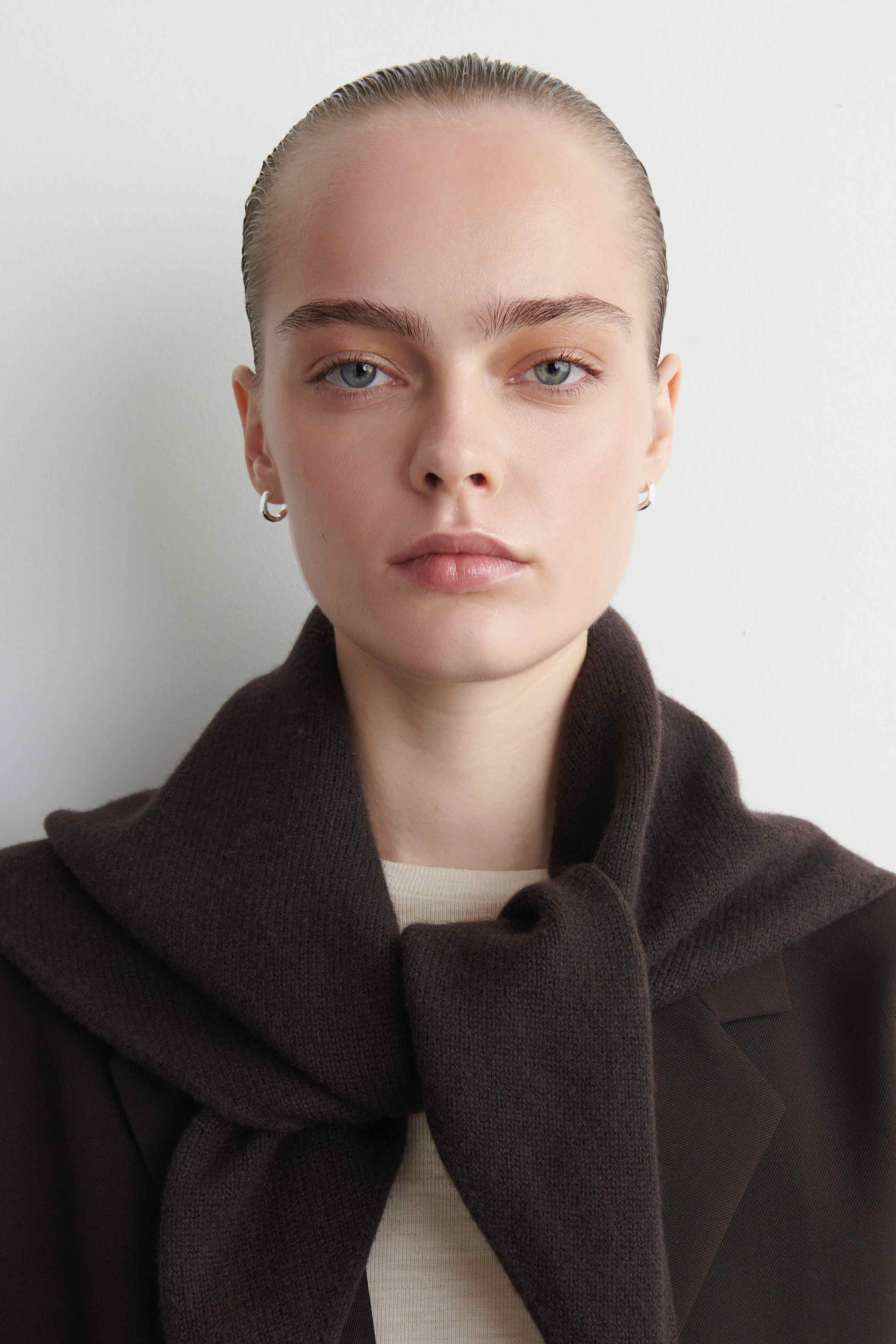 OVERSIZED WOOL TRIANGLE SCARF