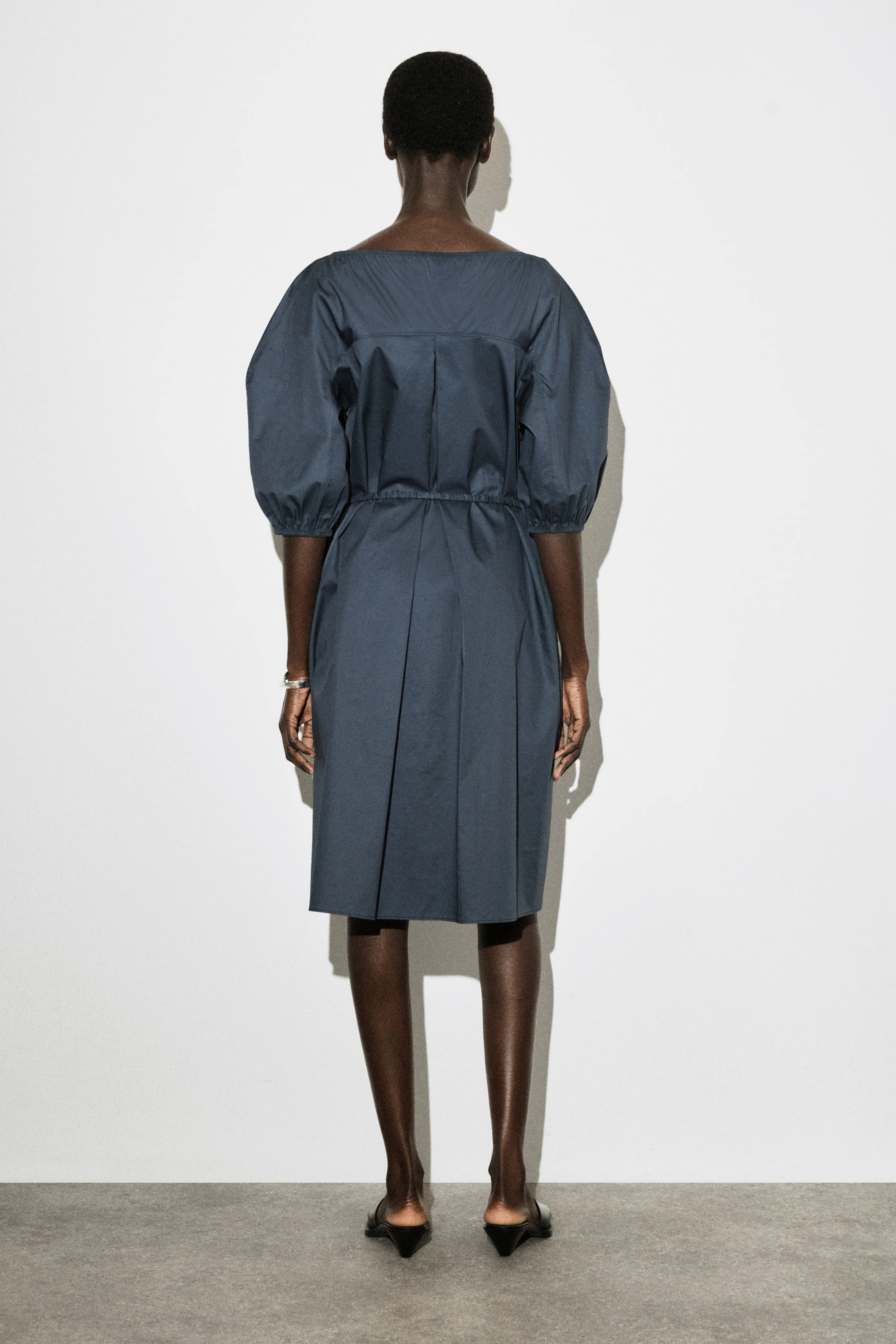 GATHERED PUFF-SLEEVE MIDI DRESS