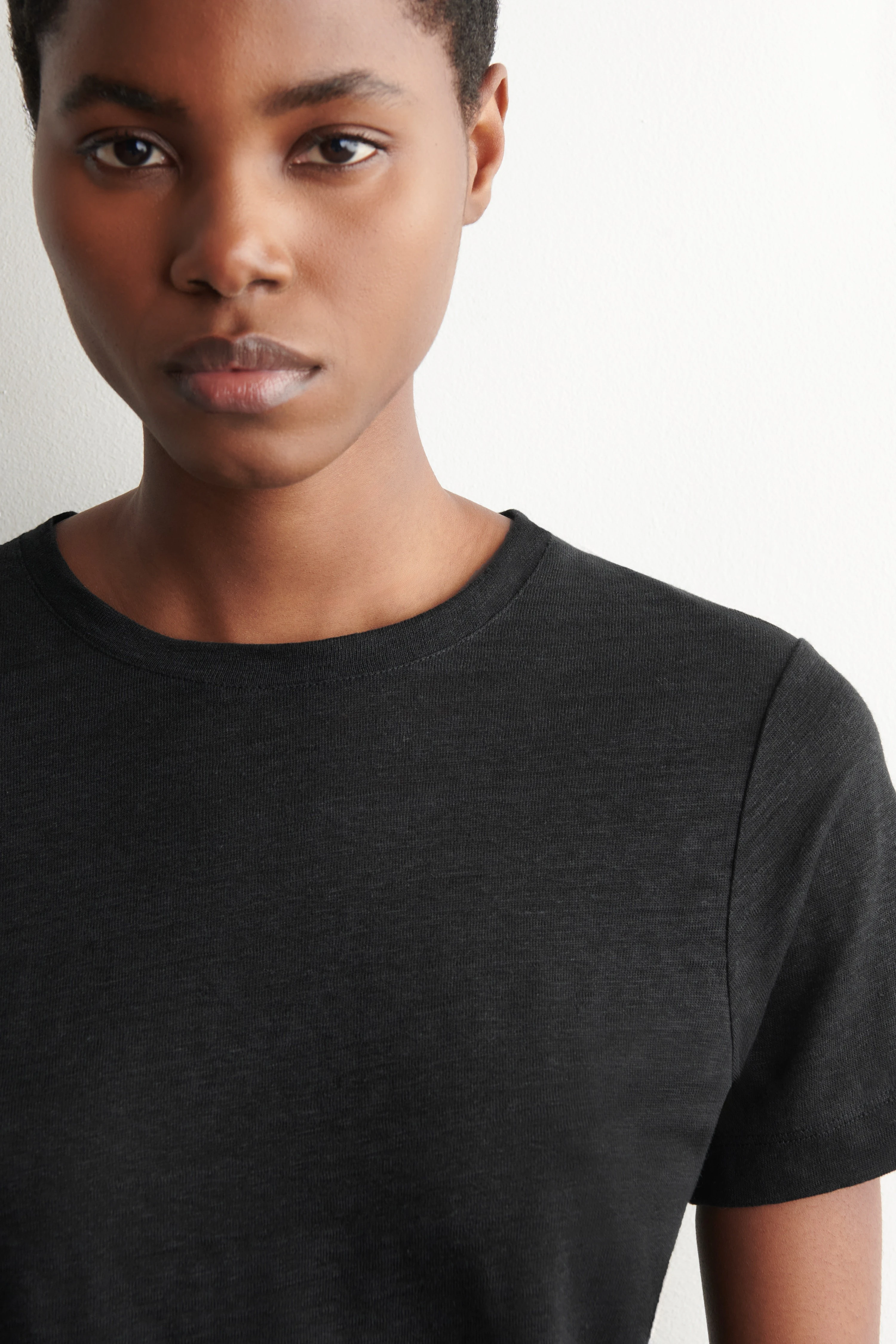 CREW-NECK LINEN T-SHIRT - 4