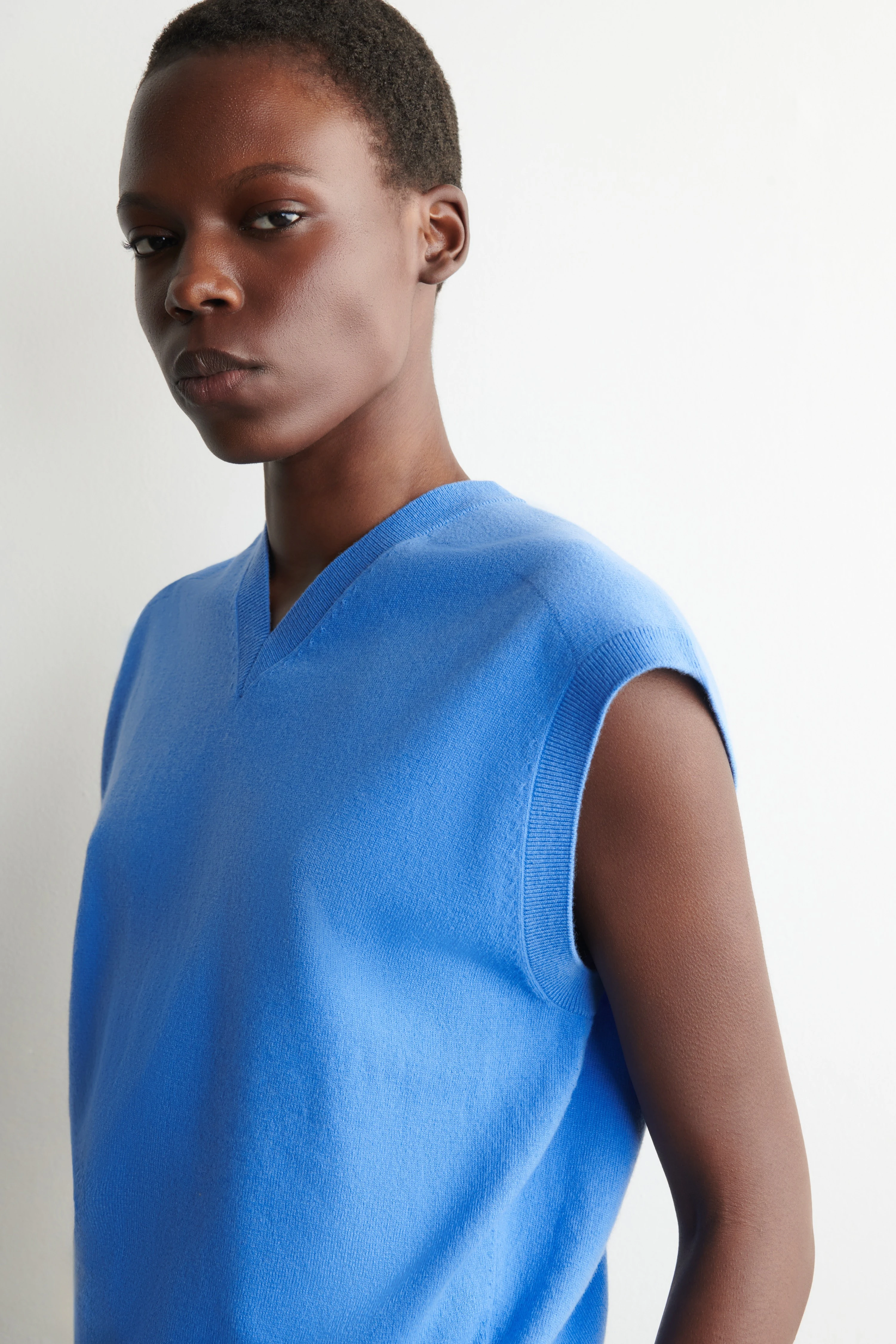 MERINO WOOL V-NECK VEST - 5