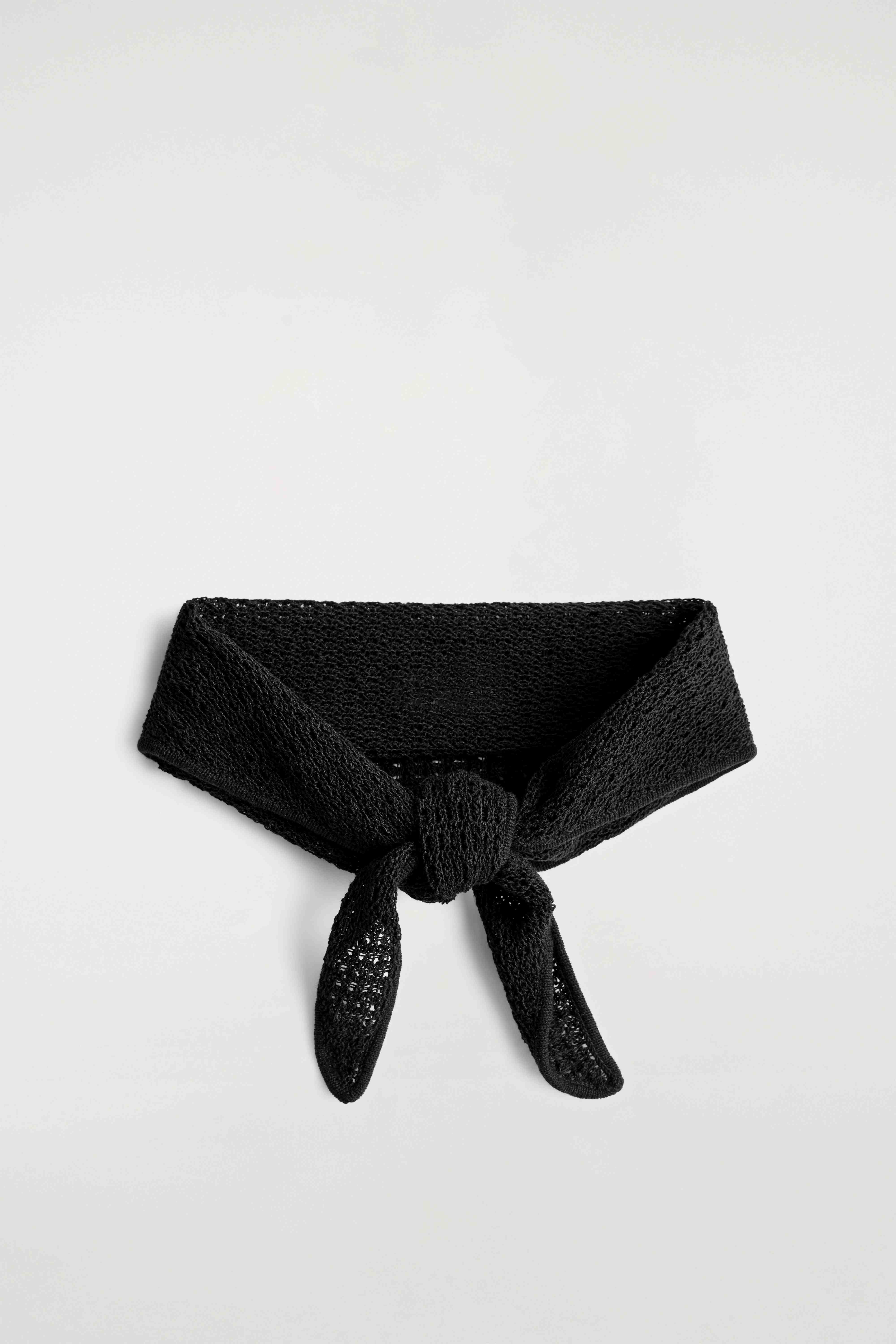 OPEN-KNIT TRIANGLE SCARF - 3
