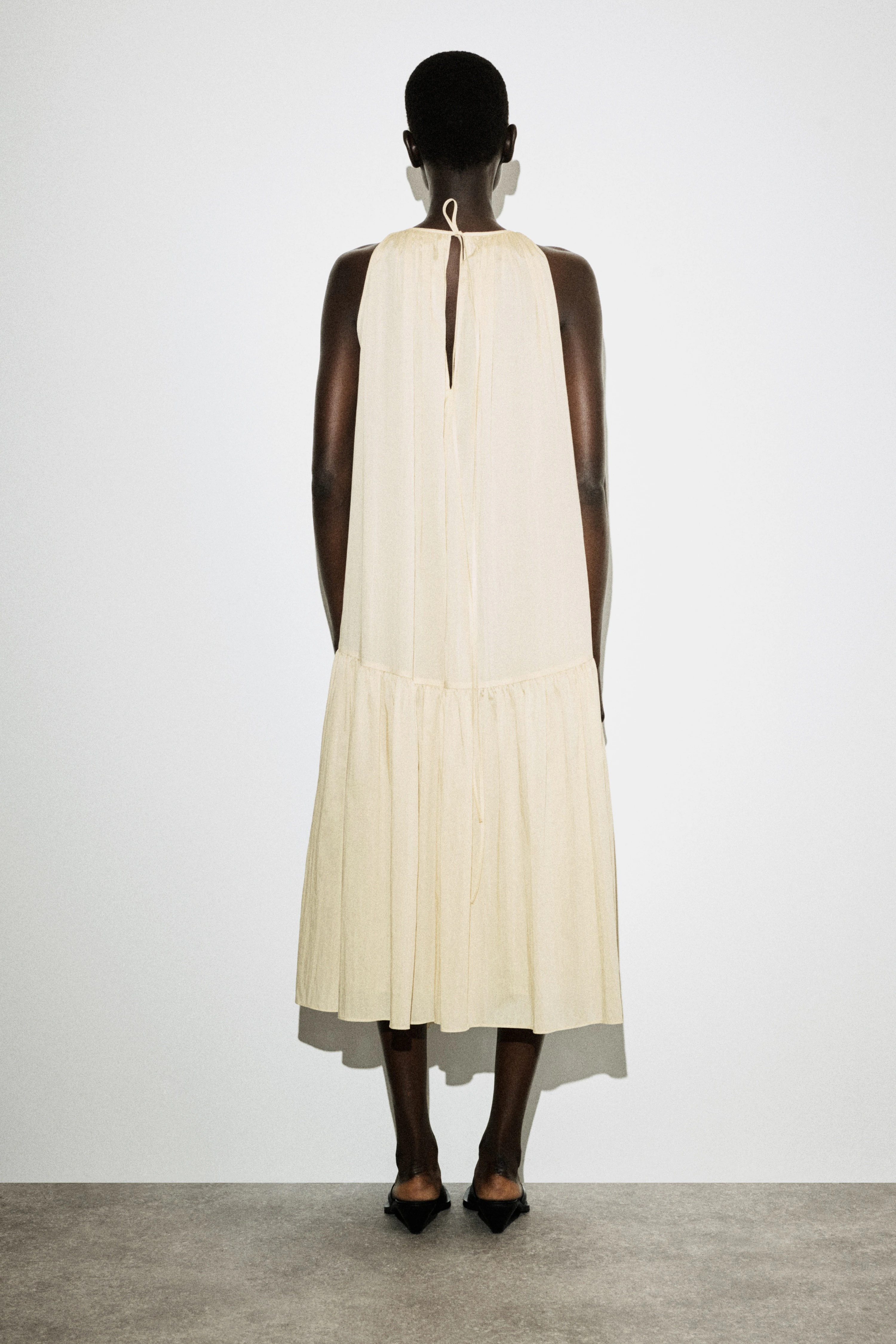 SLEEVELESS GATHERED MIDI DRESS