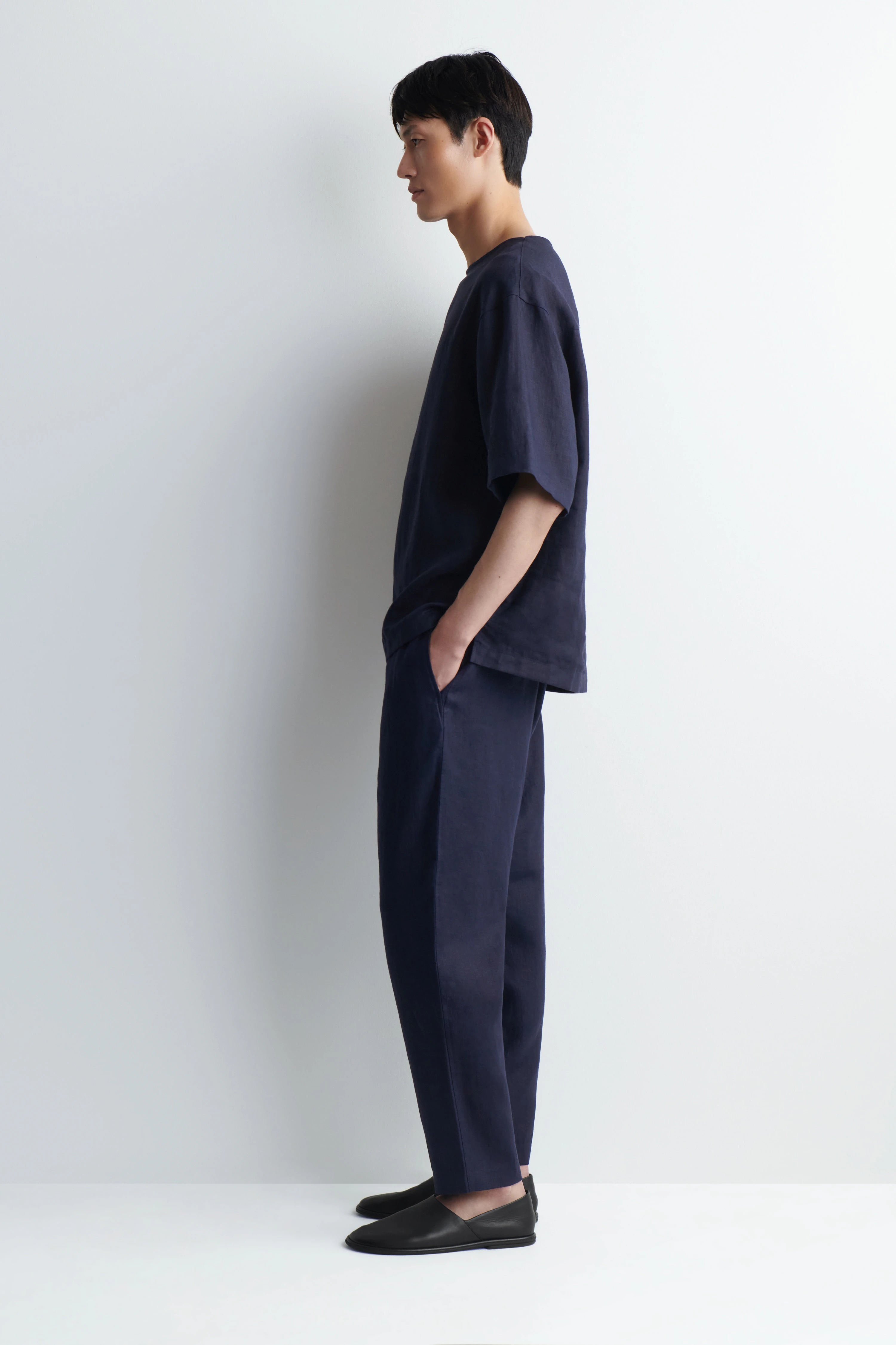 ELASTICATED LINEN REGULAR-FIT TAPERED TROUSERS - 4