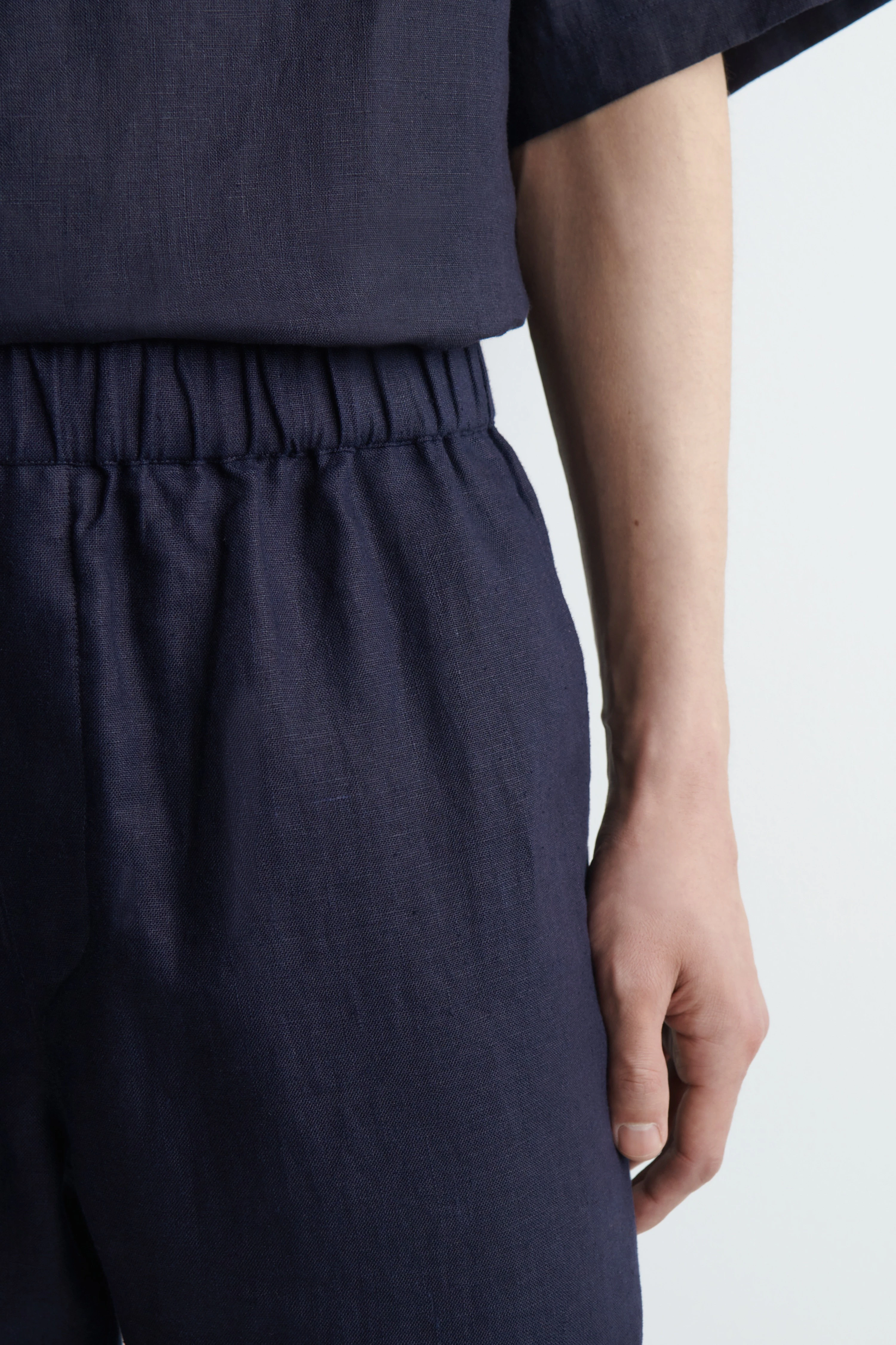 ELASTICATED LINEN REGULAR-FIT TAPERED TROUSERS - 5