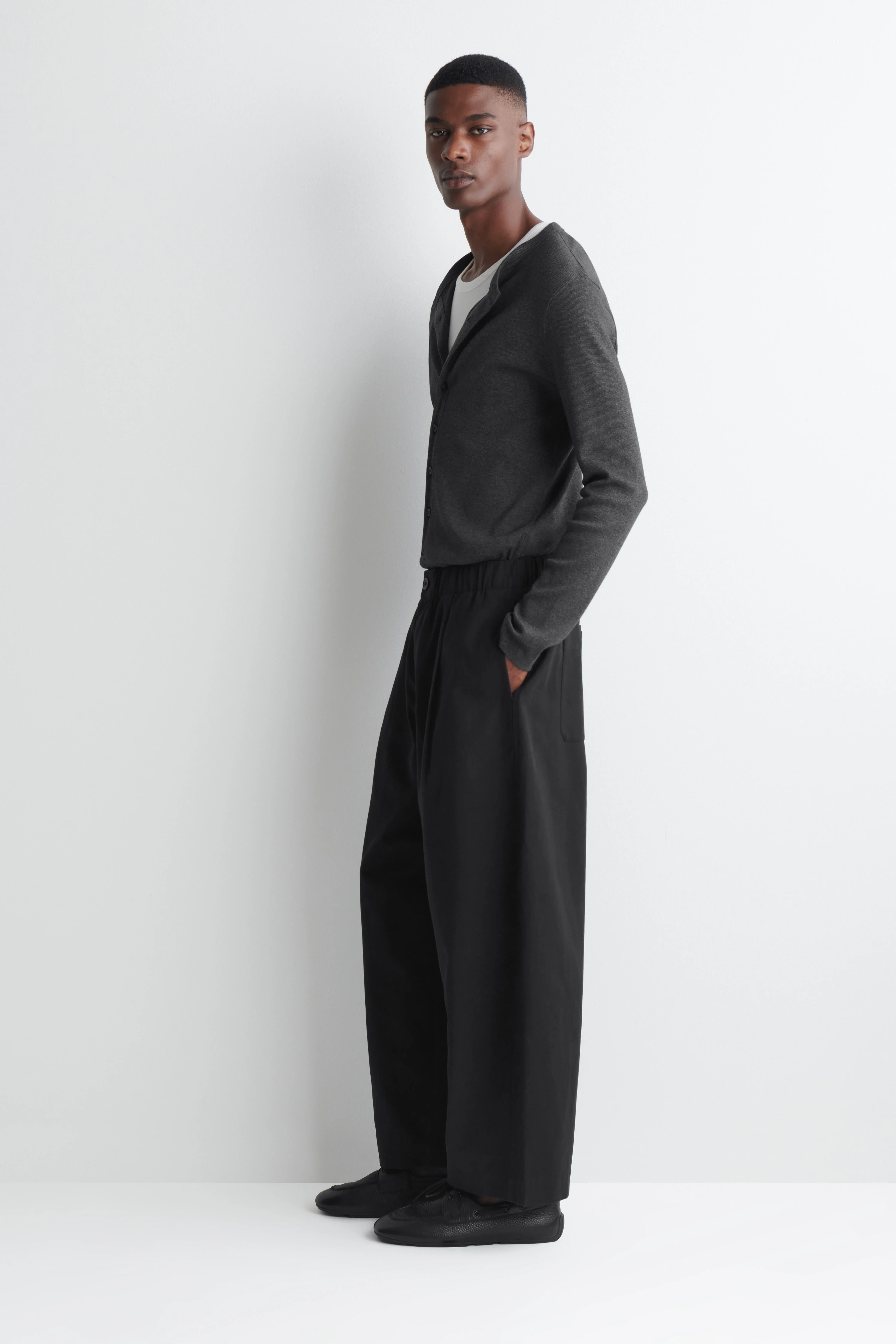 PLEATED RELAXED-FIT BARREL-LEG TROUSERS - 4