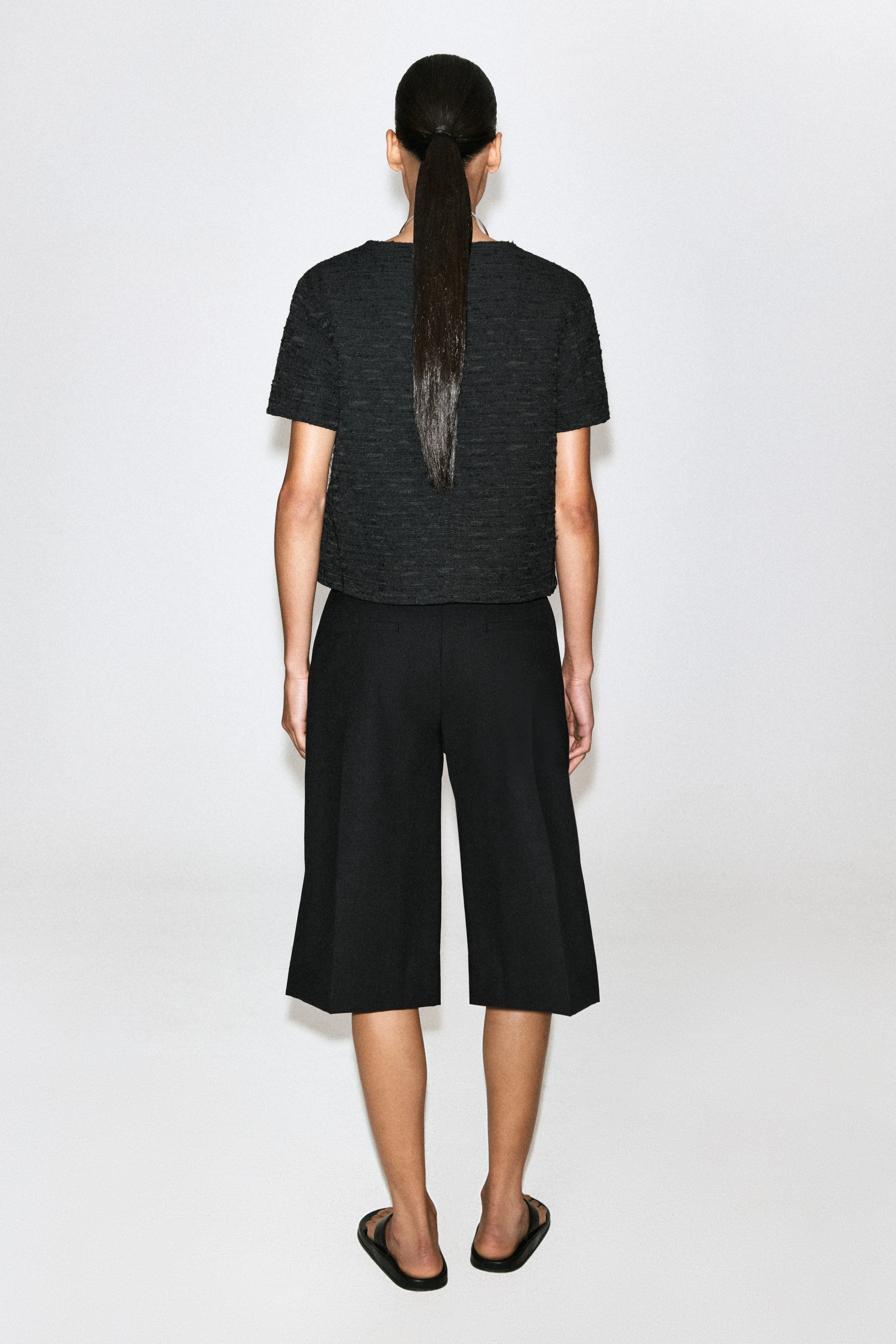 TEXTURED SHORT-SLEEVED TOP