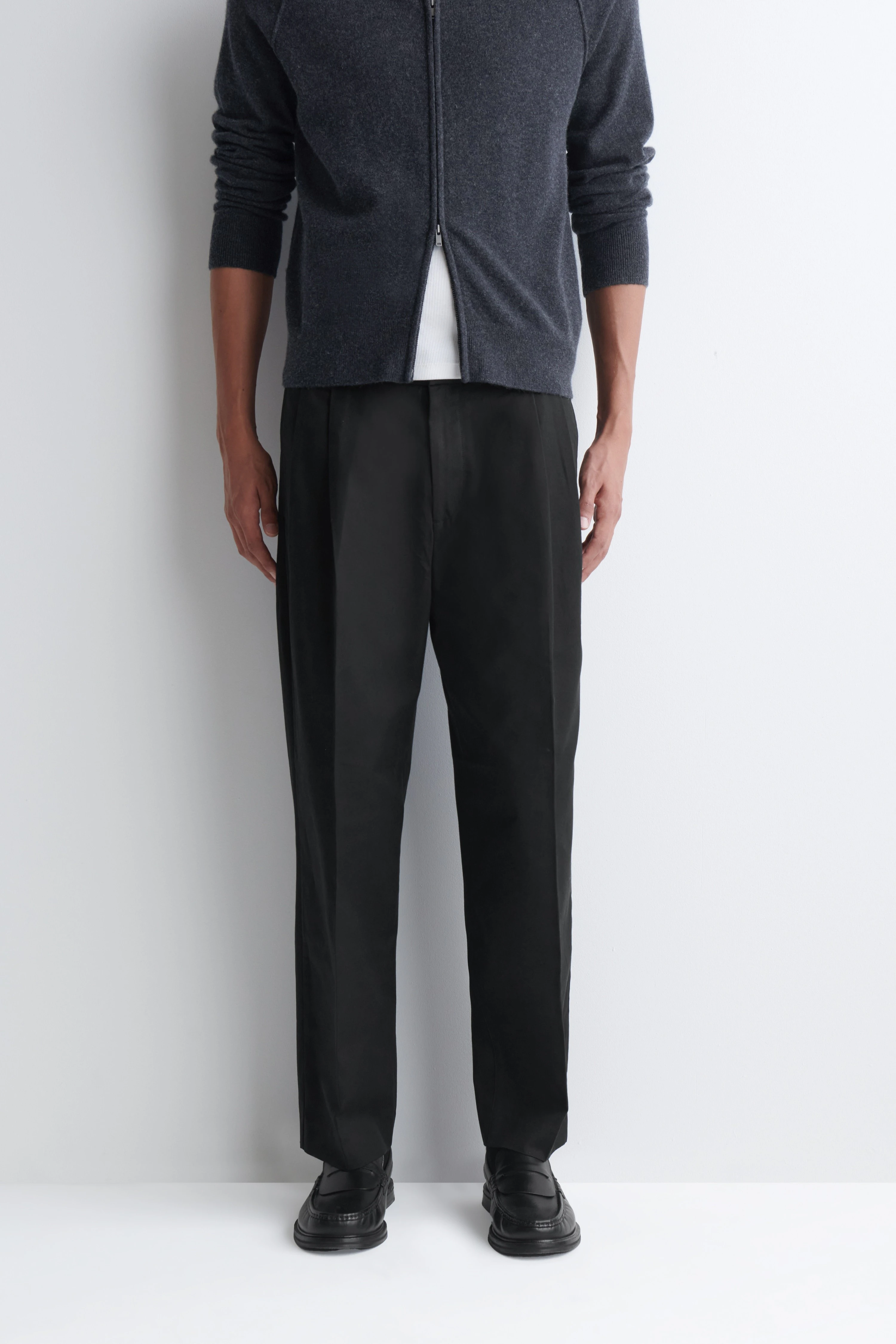 PLEATED RELAXED-FIT TAPERED TROUSERS - 4