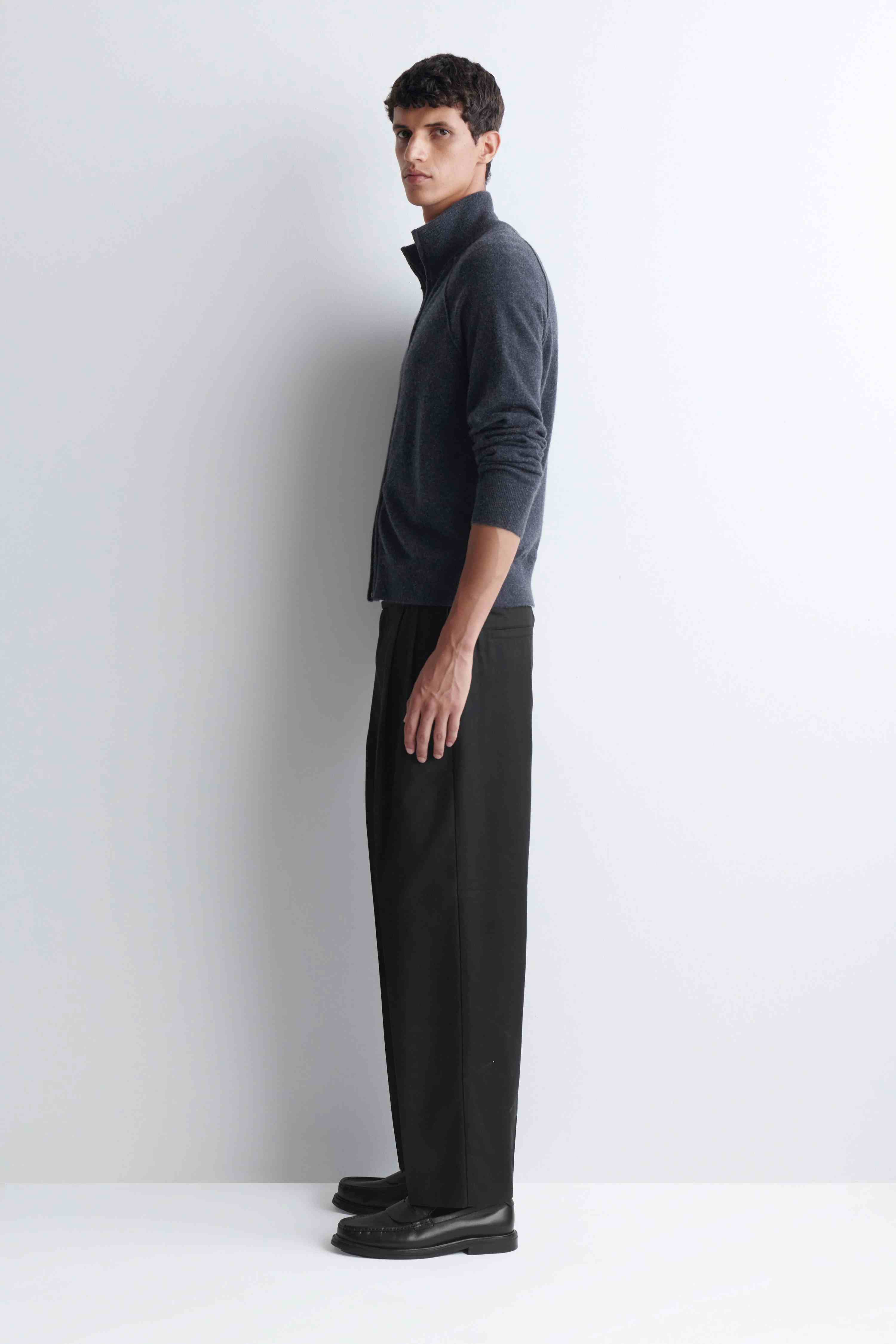 PLEATED RELAXED-FIT TAPERED TROUSERS - 5