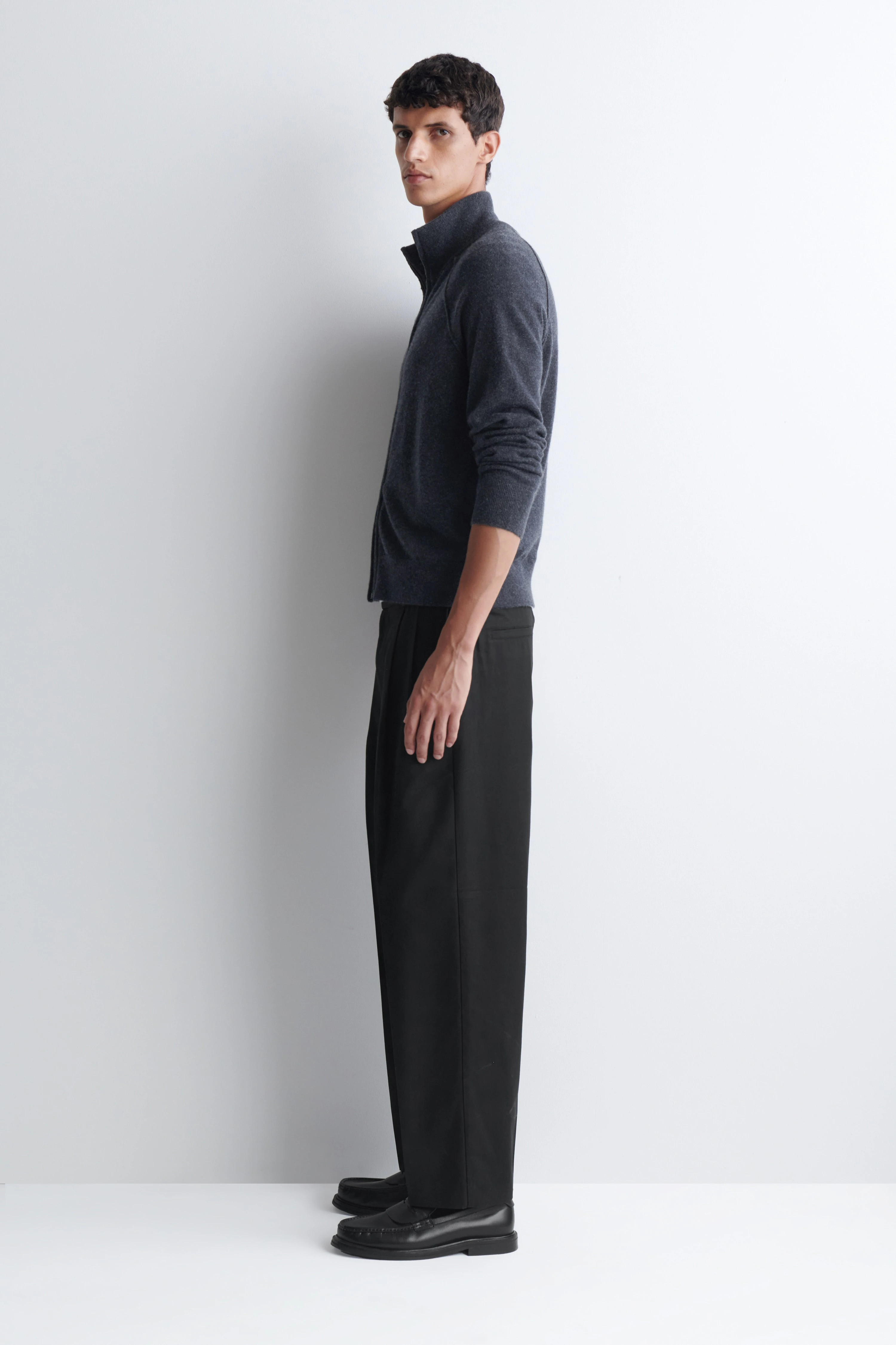 PLEATED RELAXED-FIT TAPERED TROUSERS - 5