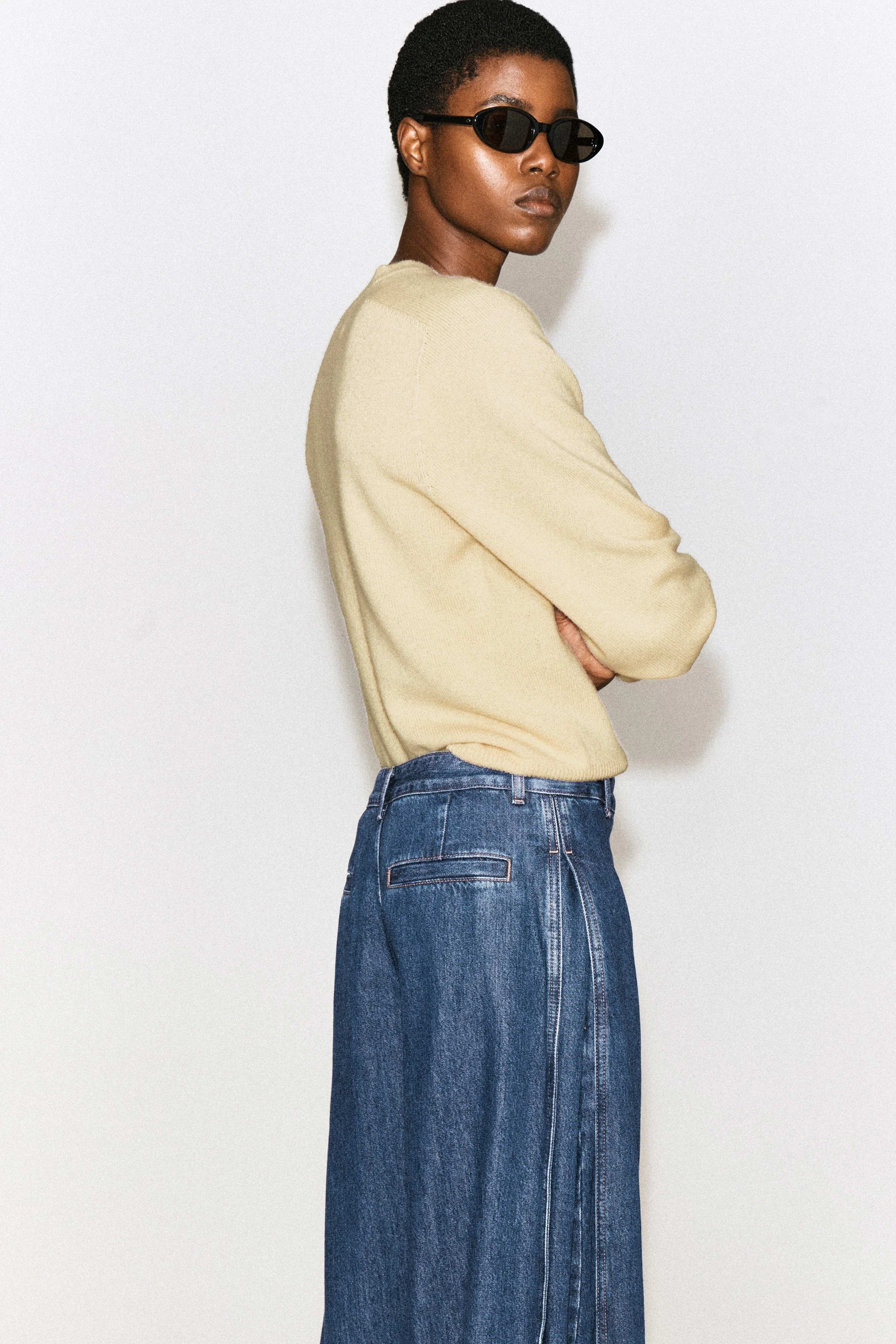 PLEATED-PANEL DENIM BARREL-LEG TROUSERS - 4