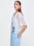 White rose print crop shirt