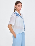 White rose print crop shirt