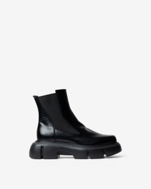Black Bootswith A Rounded Toe And Chunky Sole