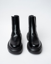 Black Bootswith A Rounded Toe And Chunky Sole