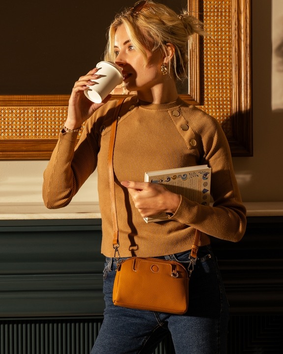 Pouche Tan Crossbody Bag