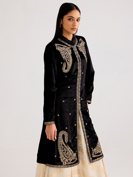 Black velvet Embroidered long jacket