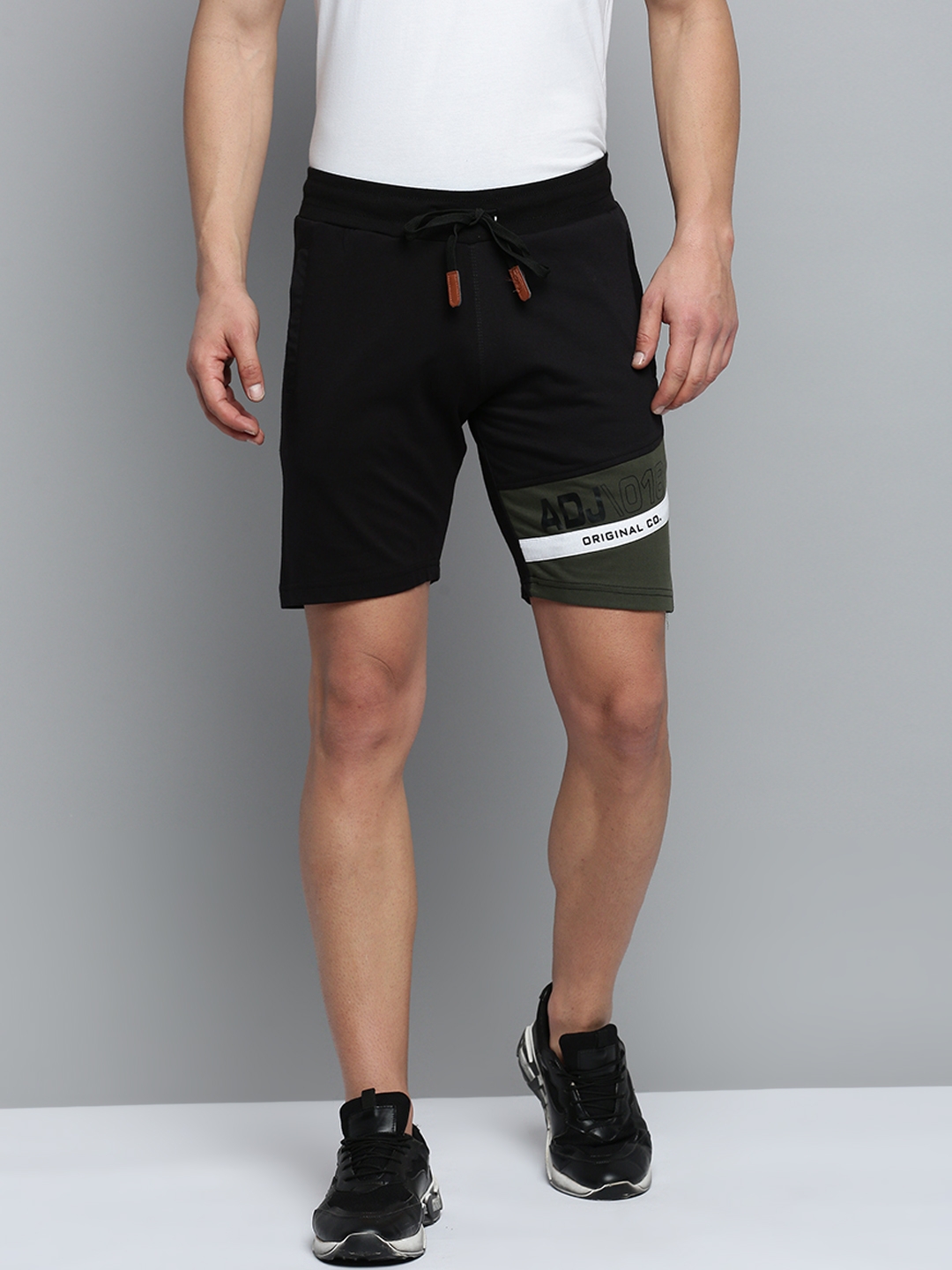 SHOWOFF Men's Knee Length Colourblocked Black Mid-Rise Sports Shorts