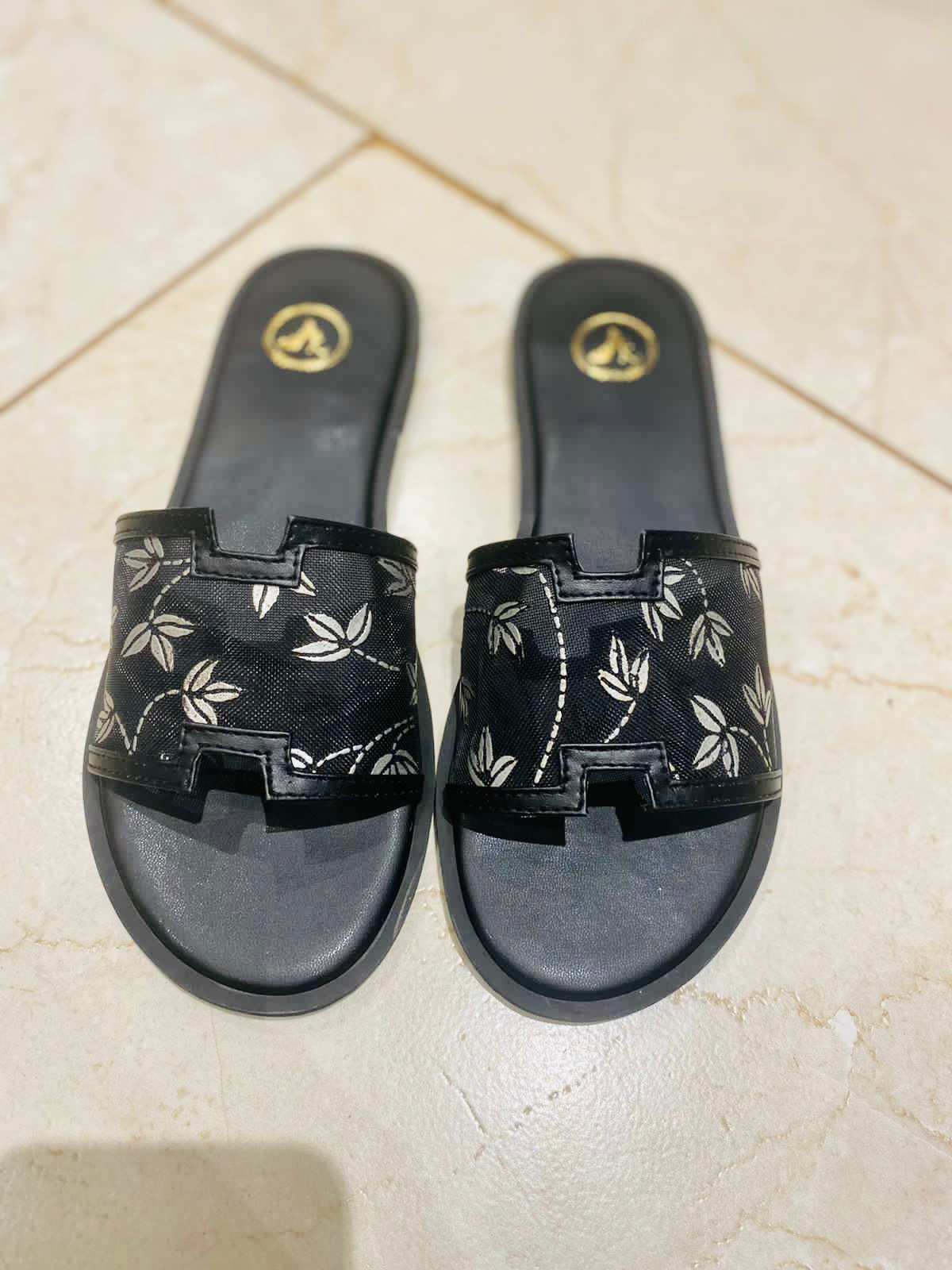 BLACK FLATS