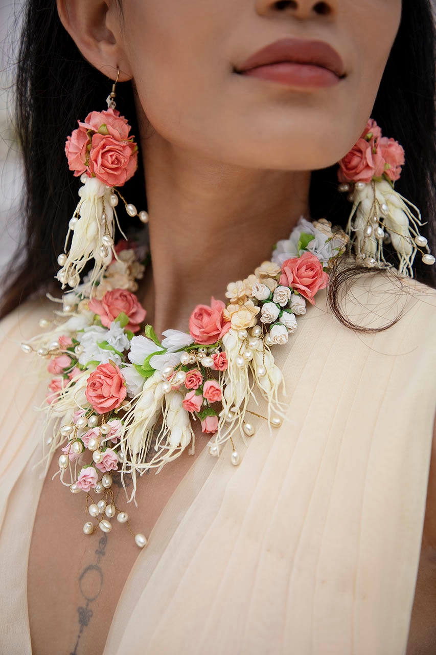 White & peach flower necklace