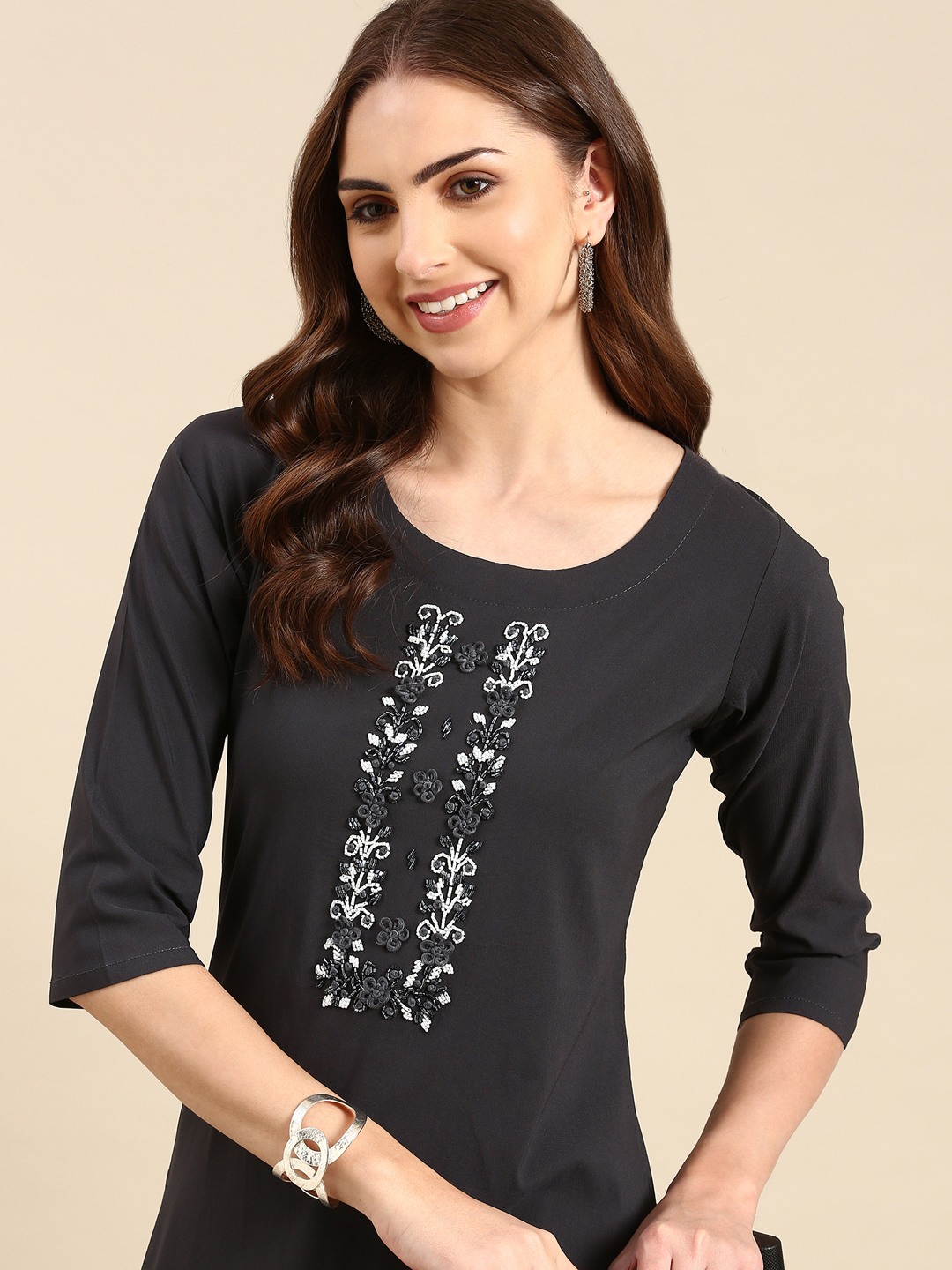 Showoff | SHOWOFF Women's Round Neck Solid Grey Straight Kurta