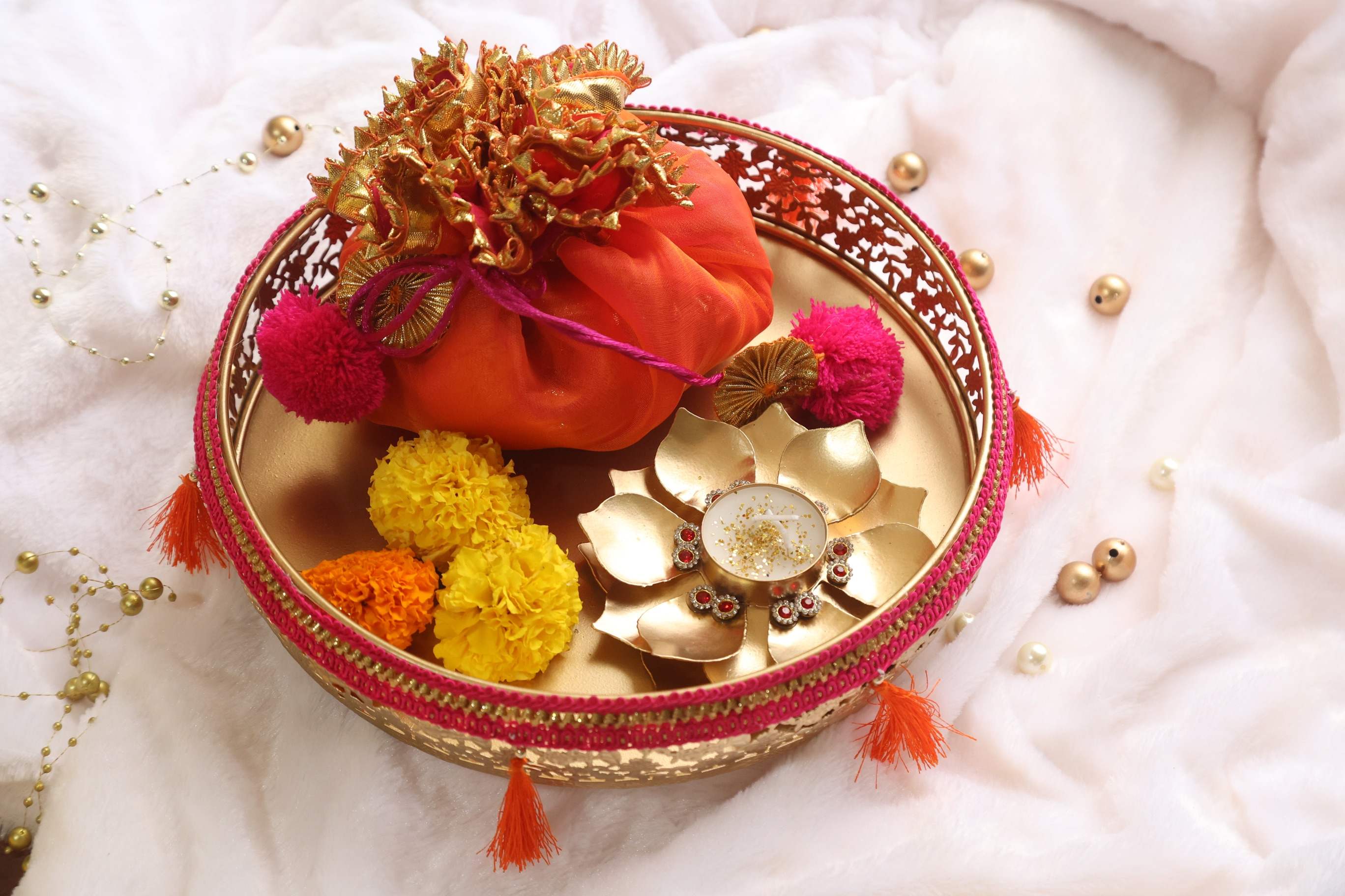 Gold Metal Round Platter With Tassel (M)
