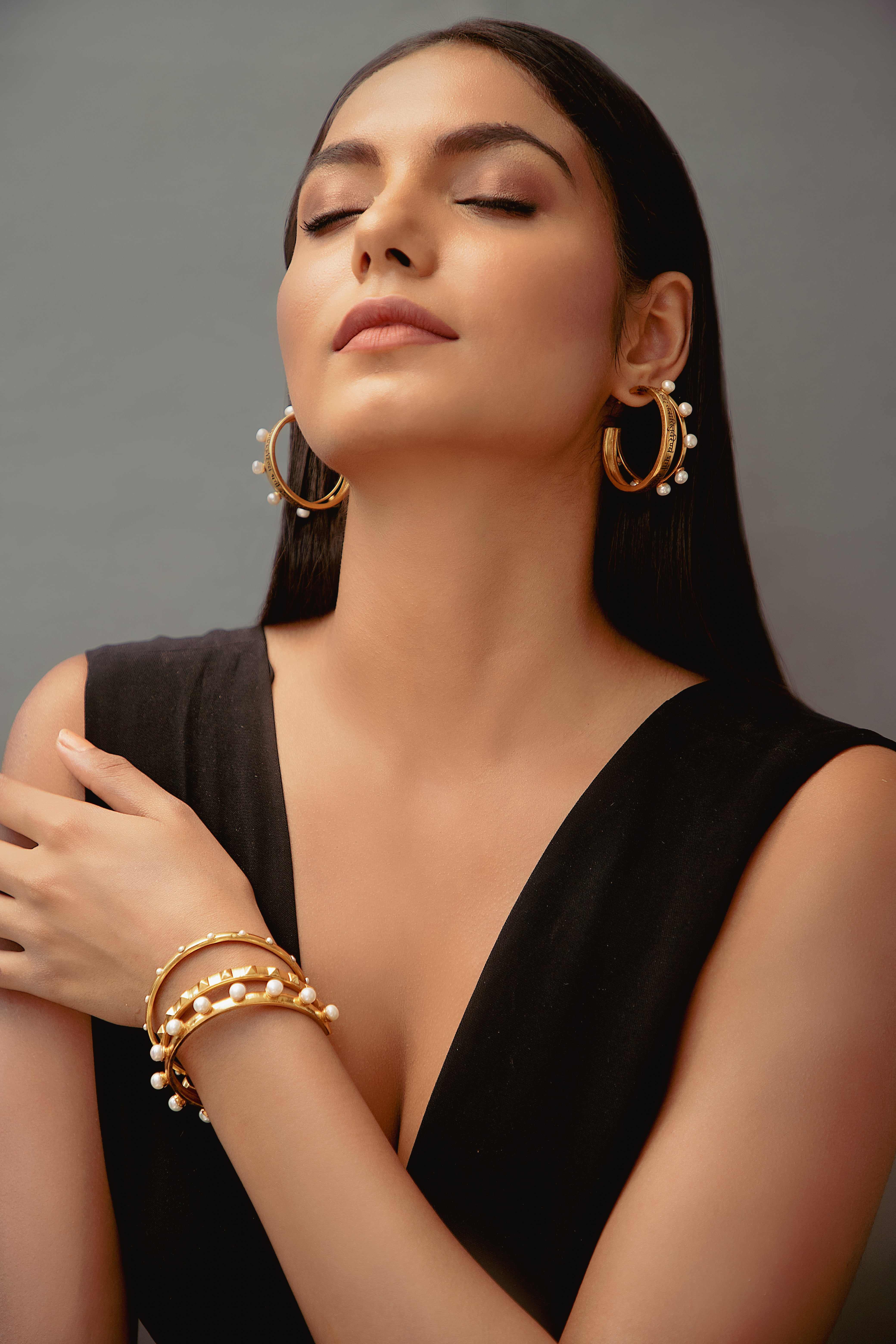 THE MANTRA PEARL HOOP