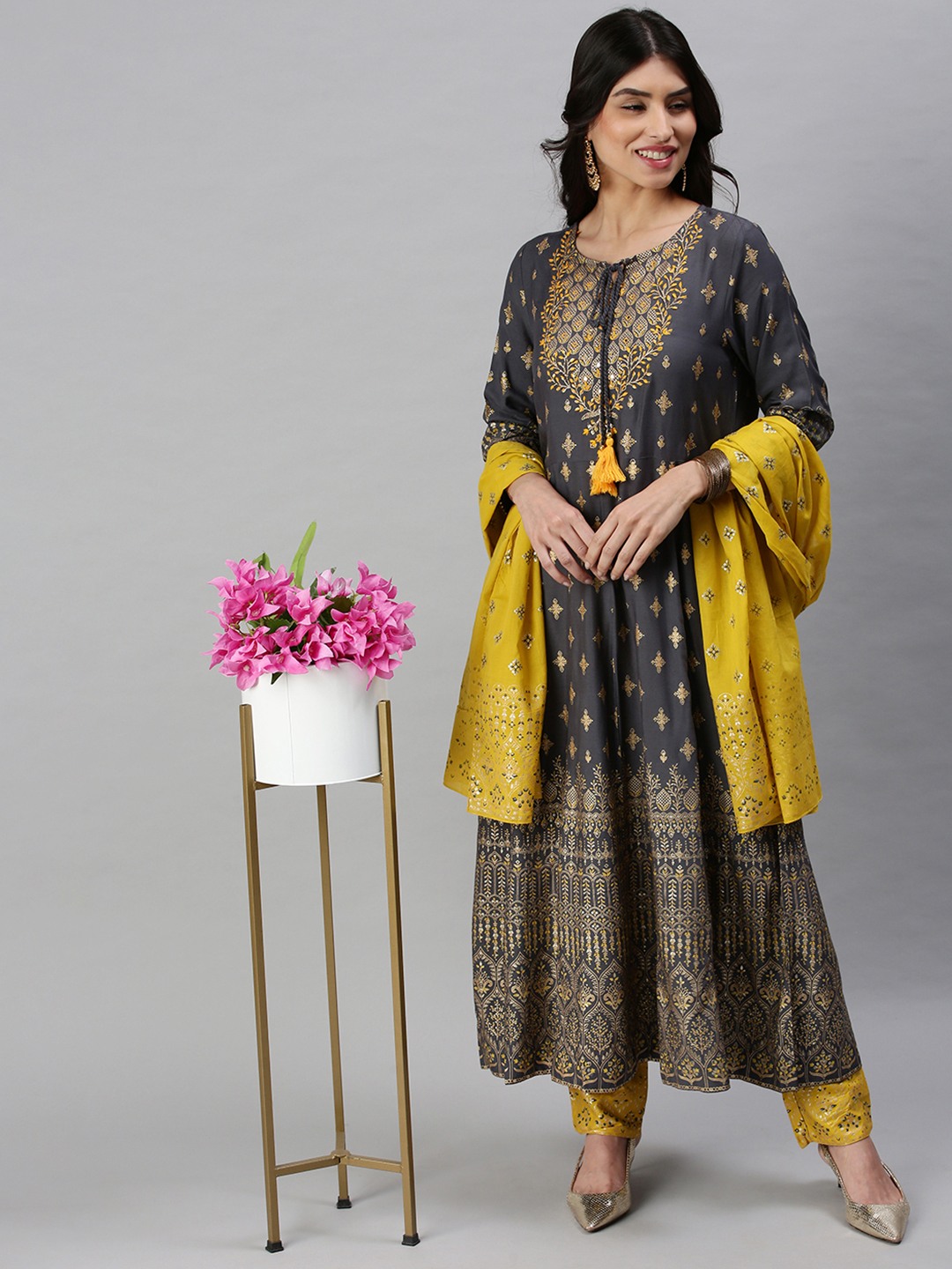 Women's Grey Cotton Blend Printed Regular Kurta Sets