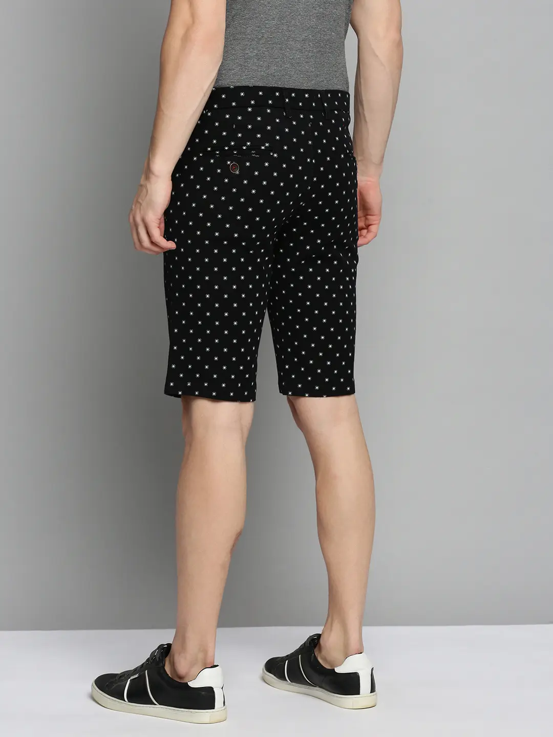 SHOWOFF Men's Knee Length Black Printed Mid-Rise Regular Shorts