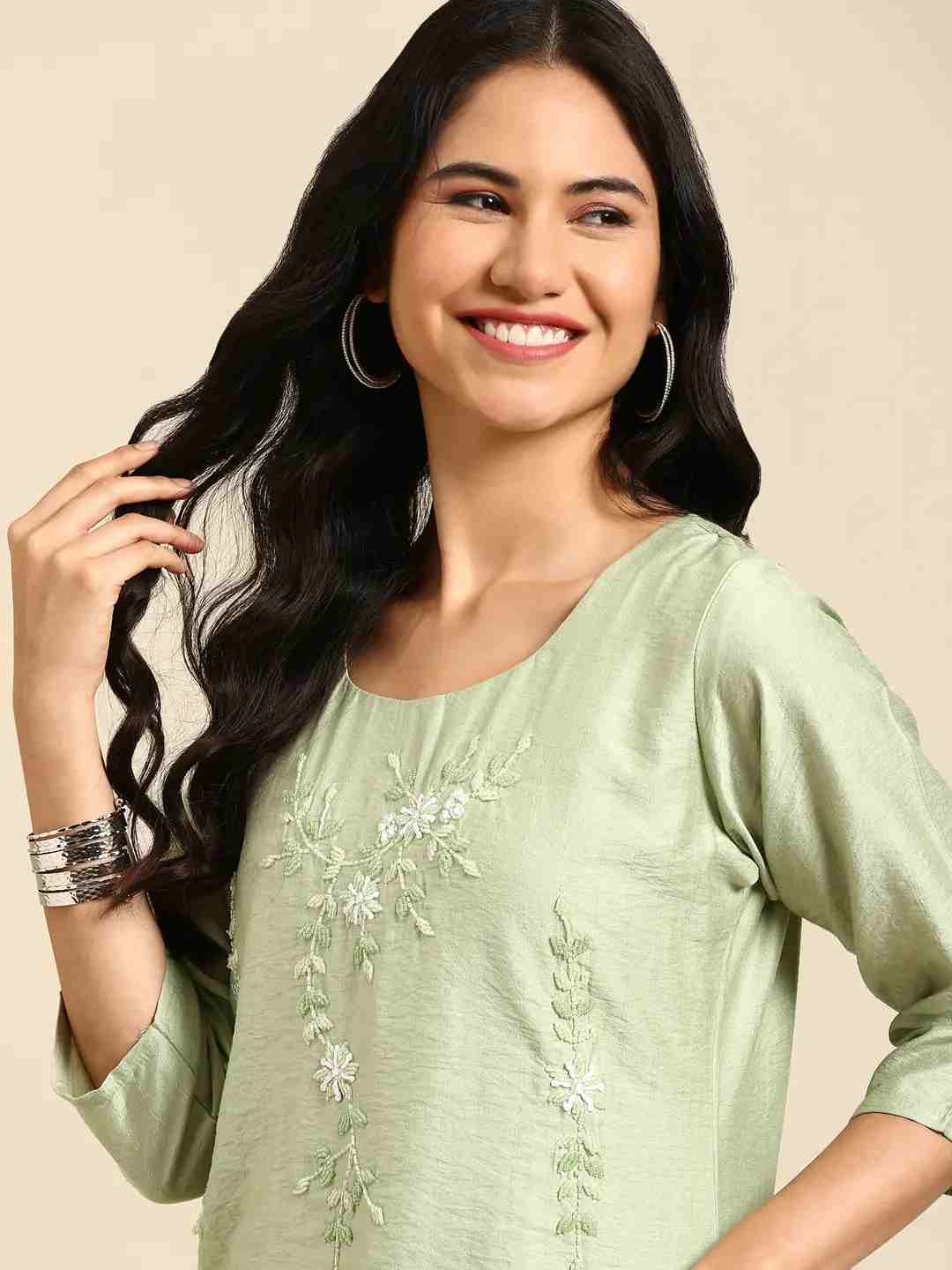 SHOWOFF Women's Round Neck Solid Green Straight Kurta