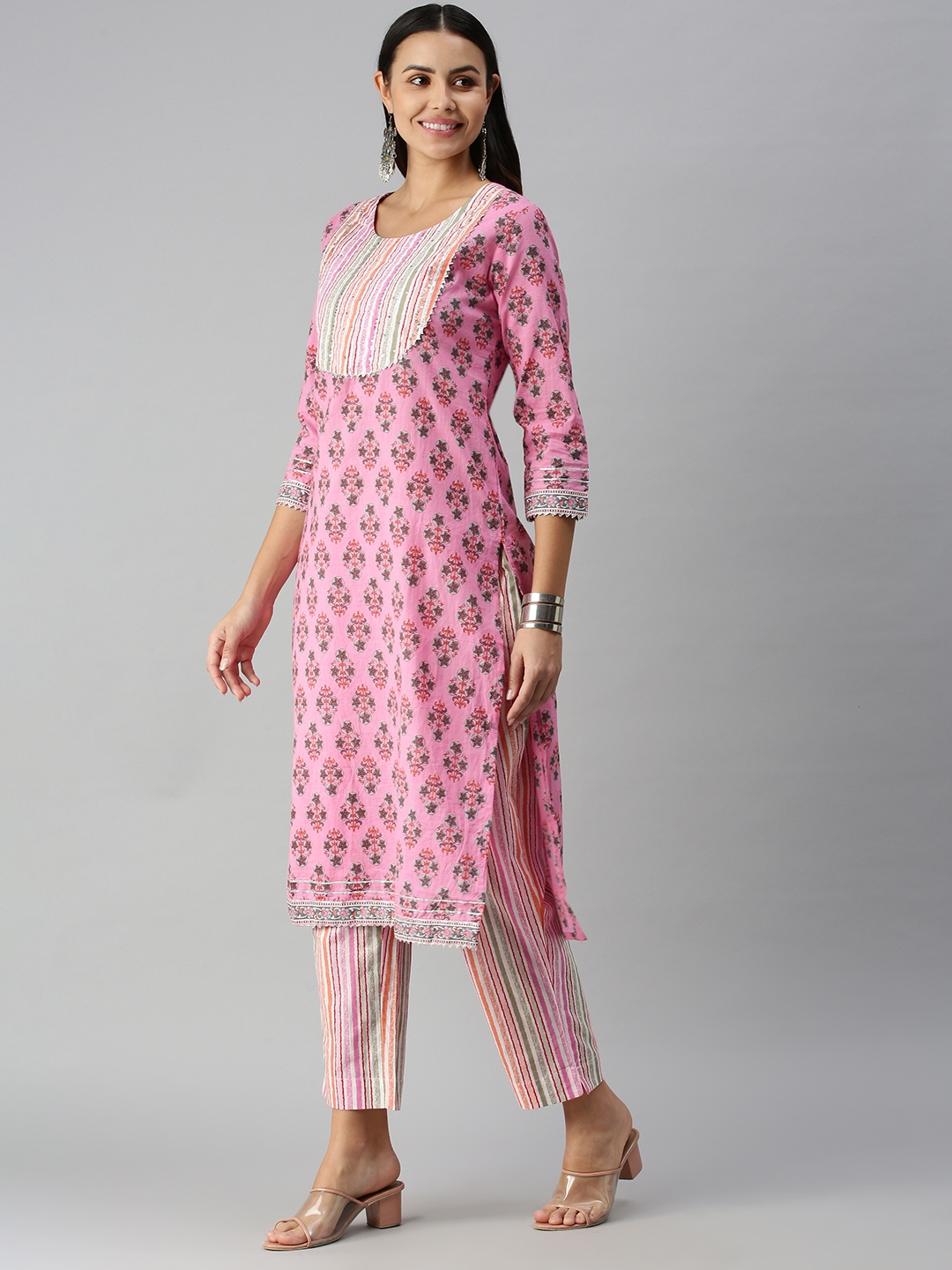 Women's Pink Cotton Blend Striped Comfort Fit Kurta Sets