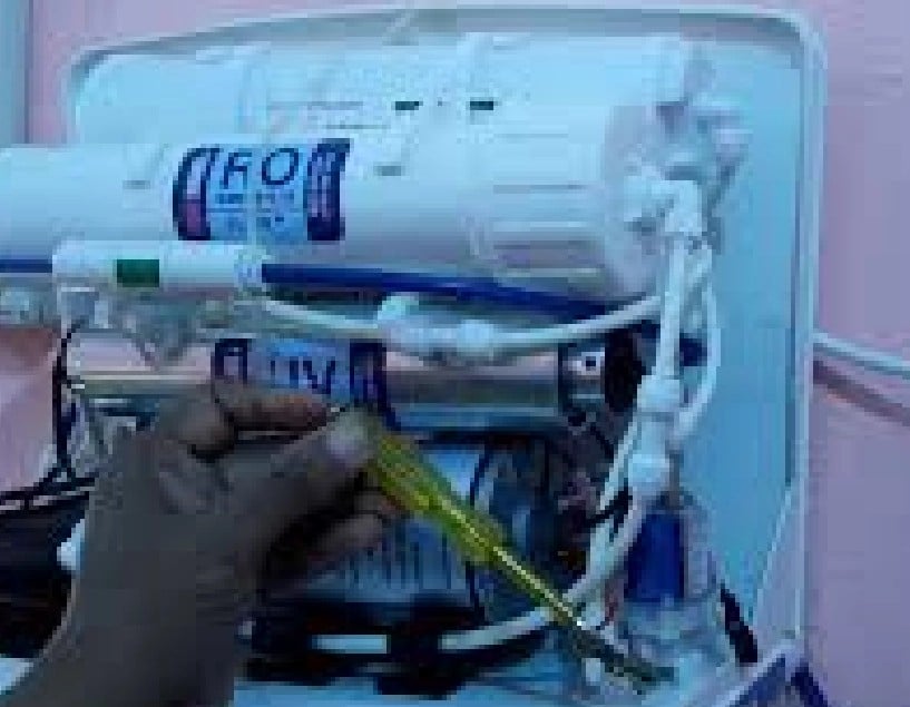 resQ technician repairing water purifier RO components